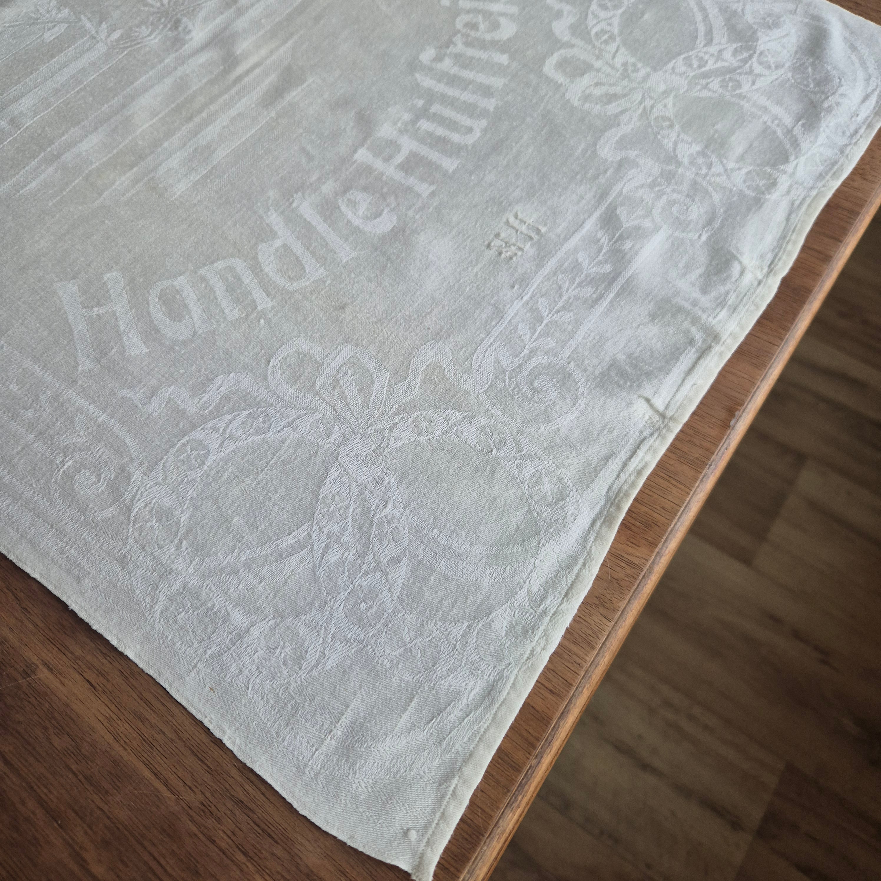 Antikes Jugendstil Küchen- & Geschirrtuch mit Spruch: Denke Edel, handle hülfreich! cremeweiß Damast Baumwolle 46x109cm Monogramm M.H. 🤍