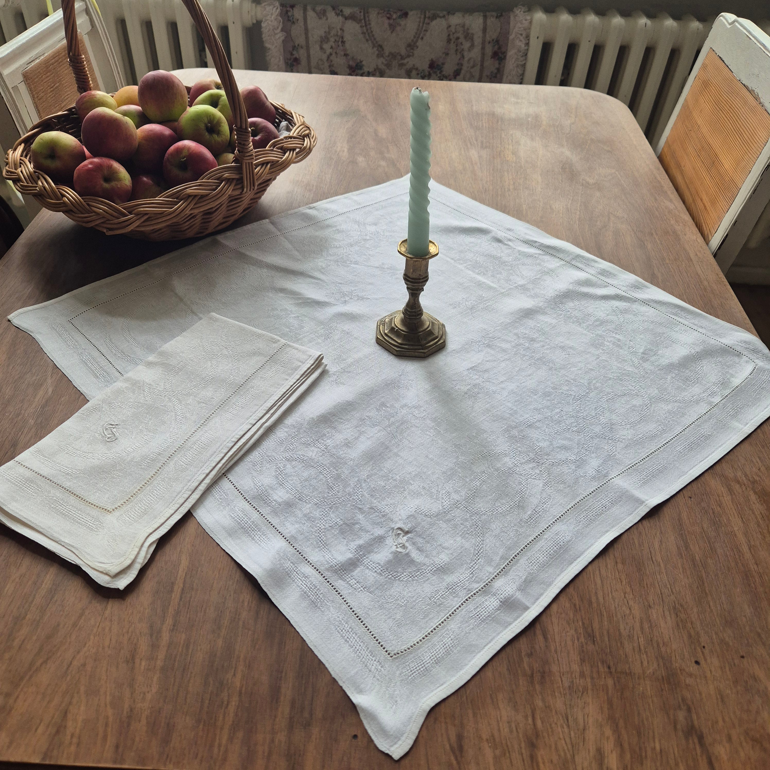 2x Antike Servietten / Mitteldecke  weiß Damast Baumwolle 57x57cm Monogramm C.J. 🤍