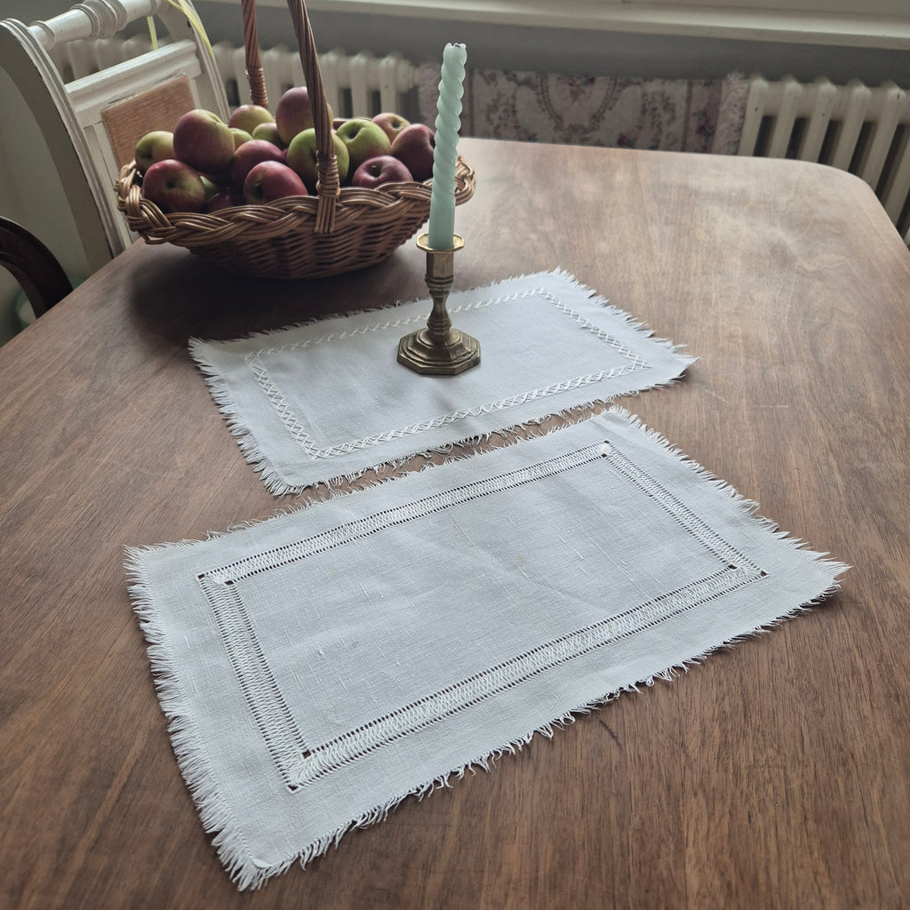 2x antike Zierdeckchen weiß Tischdecke 38x22cm mit Flecken! 🤍