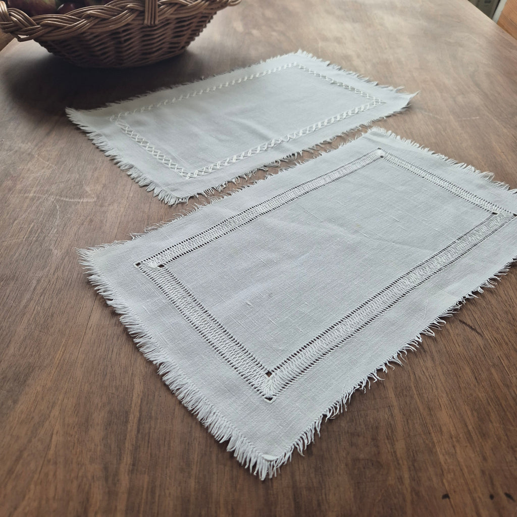 2x antike Zierdeckchen weiß Tischdecke 38x22cm mit Flecken! 🤍