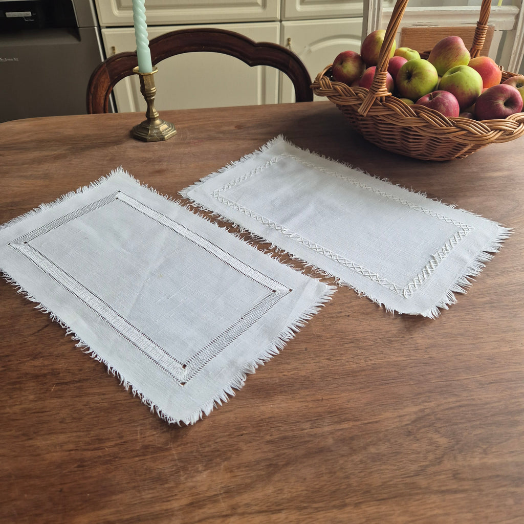 2x antike Zierdeckchen weiß Tischdecke 38x22cm mit Flecken! 🤍