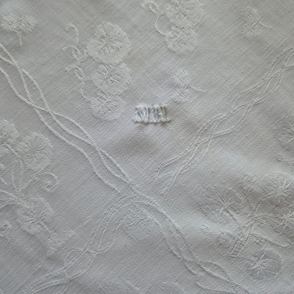 Antike Serviette / Mitteldecke weiß Damast Baumwolle 63x58cm Monogramm M.H. 🤍