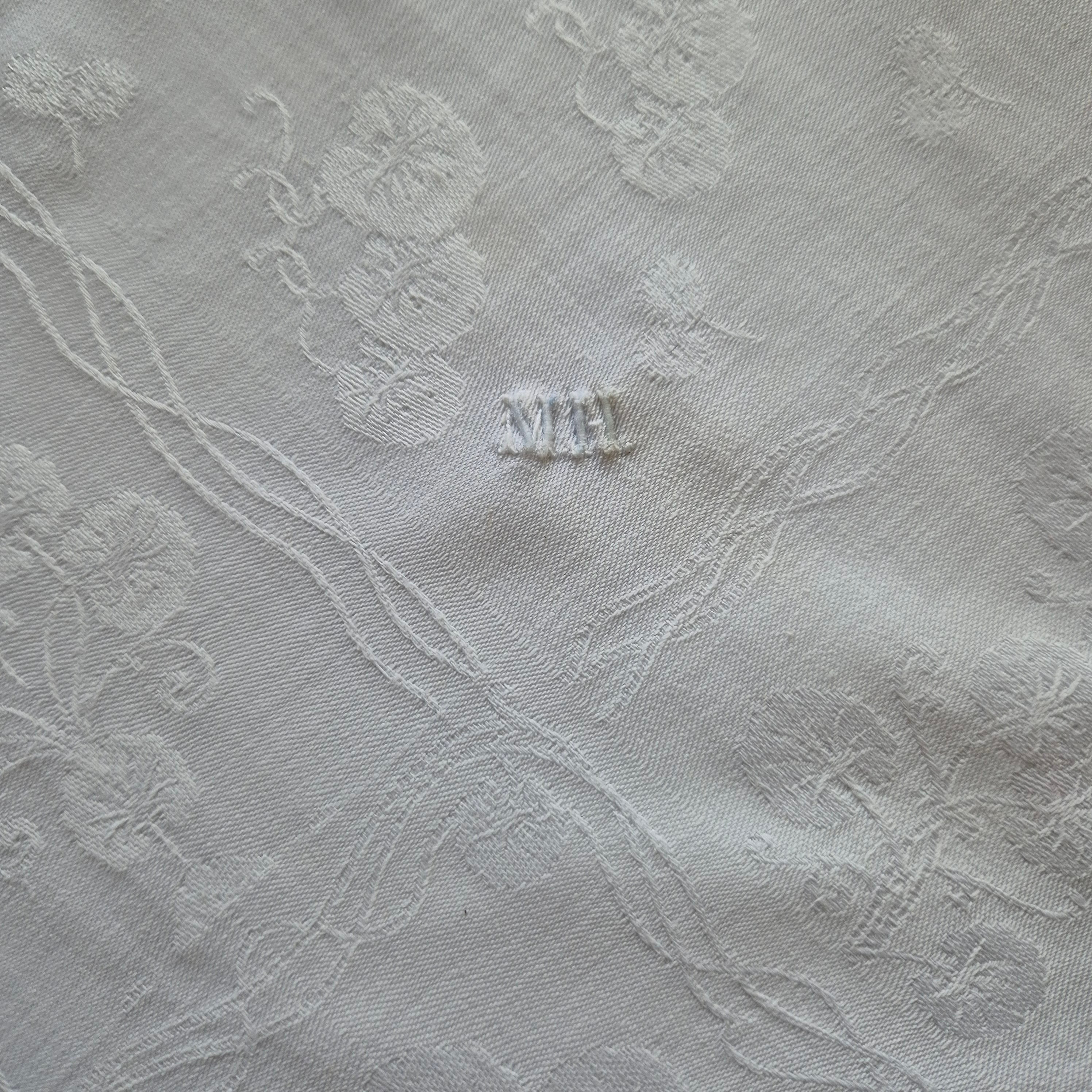 Antike Serviette / Mitteldecke weiß Damast Baumwolle 63x58cm Monogramm M.H. 🤍