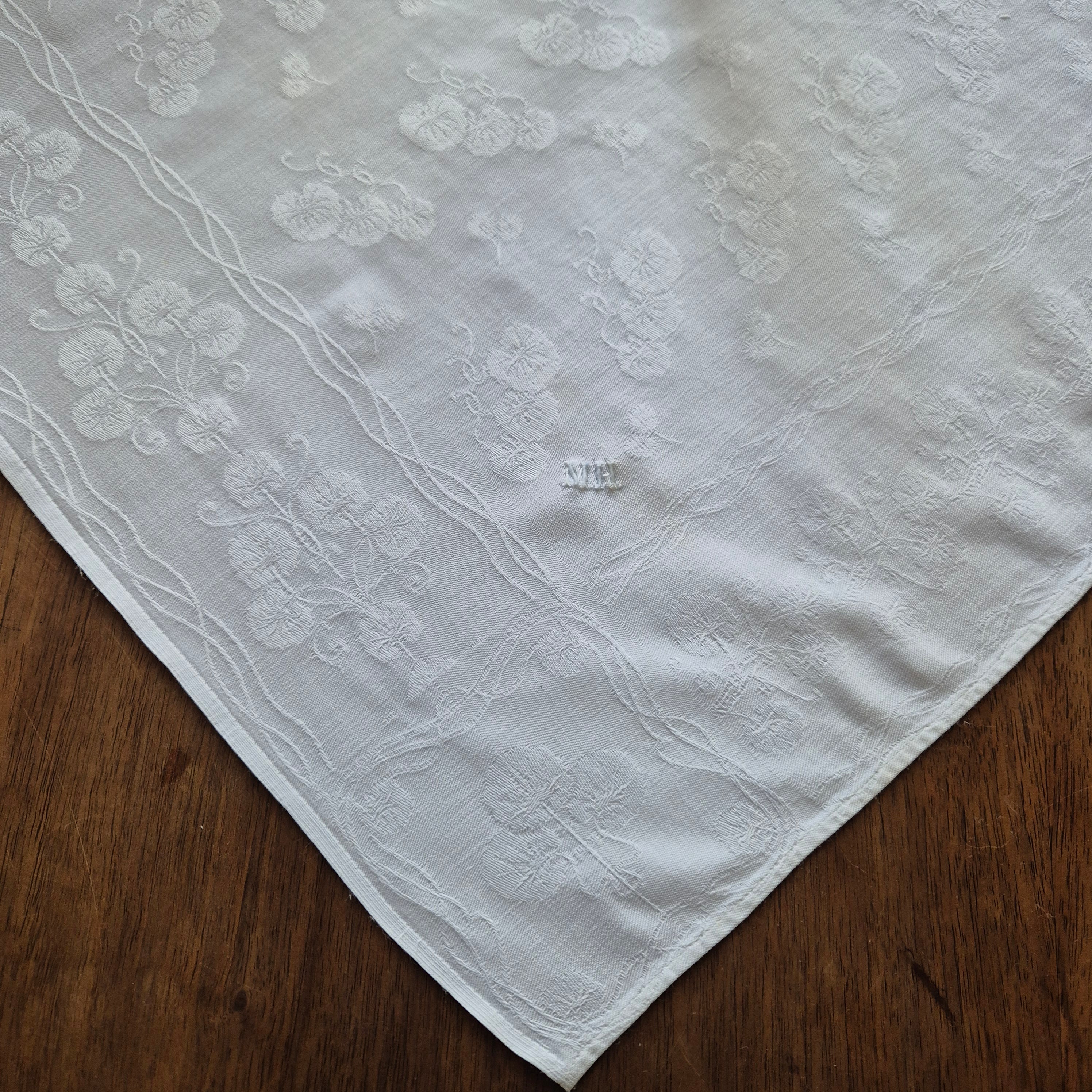 Antike Serviette / Mitteldecke weiß Damast Baumwolle 63x58cm Monogramm M.H. 🤍