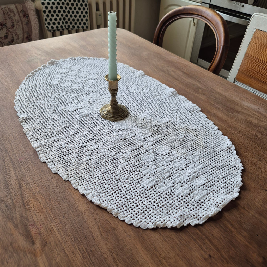 Antikes gehäkeltes Zierdeckchen weiß 43x73cm Handarbeit Traubenmotiv 🤍