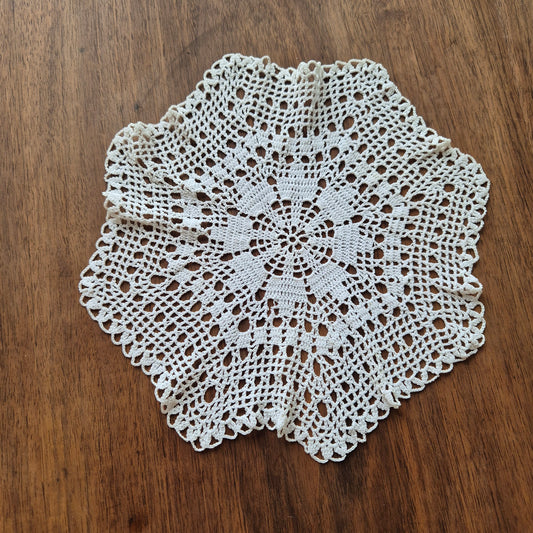 Kleines antikes Zierdeckchen handgemacht geklöppelt gehäkelt weiß 25cm 🤍