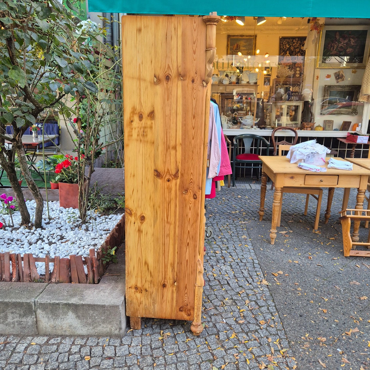 Antiker Kleiderschrank aufgearbeitet Vollholz 20er Jahre