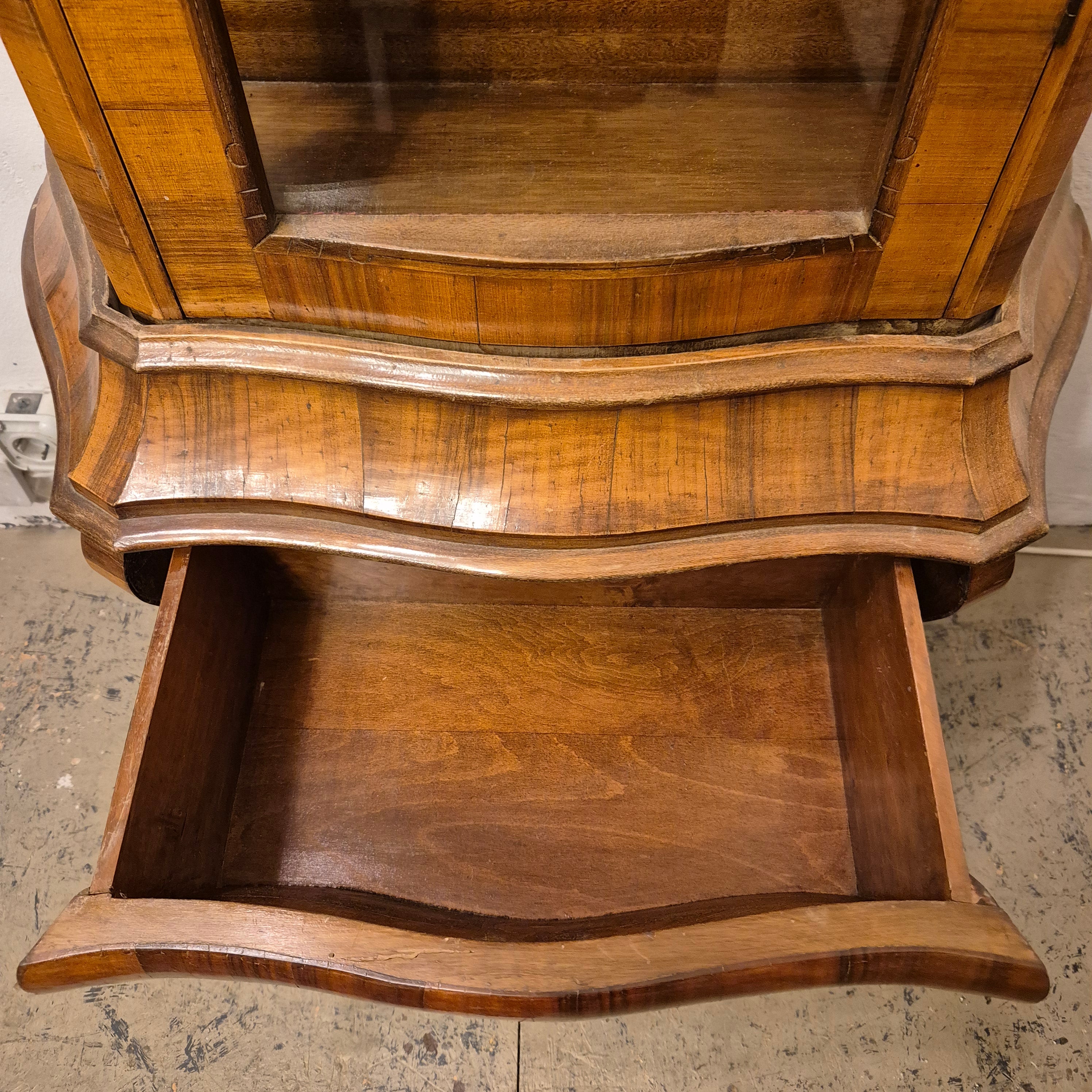 Antike Vitrine Barock Stil Glasschrank braun mit Schublade