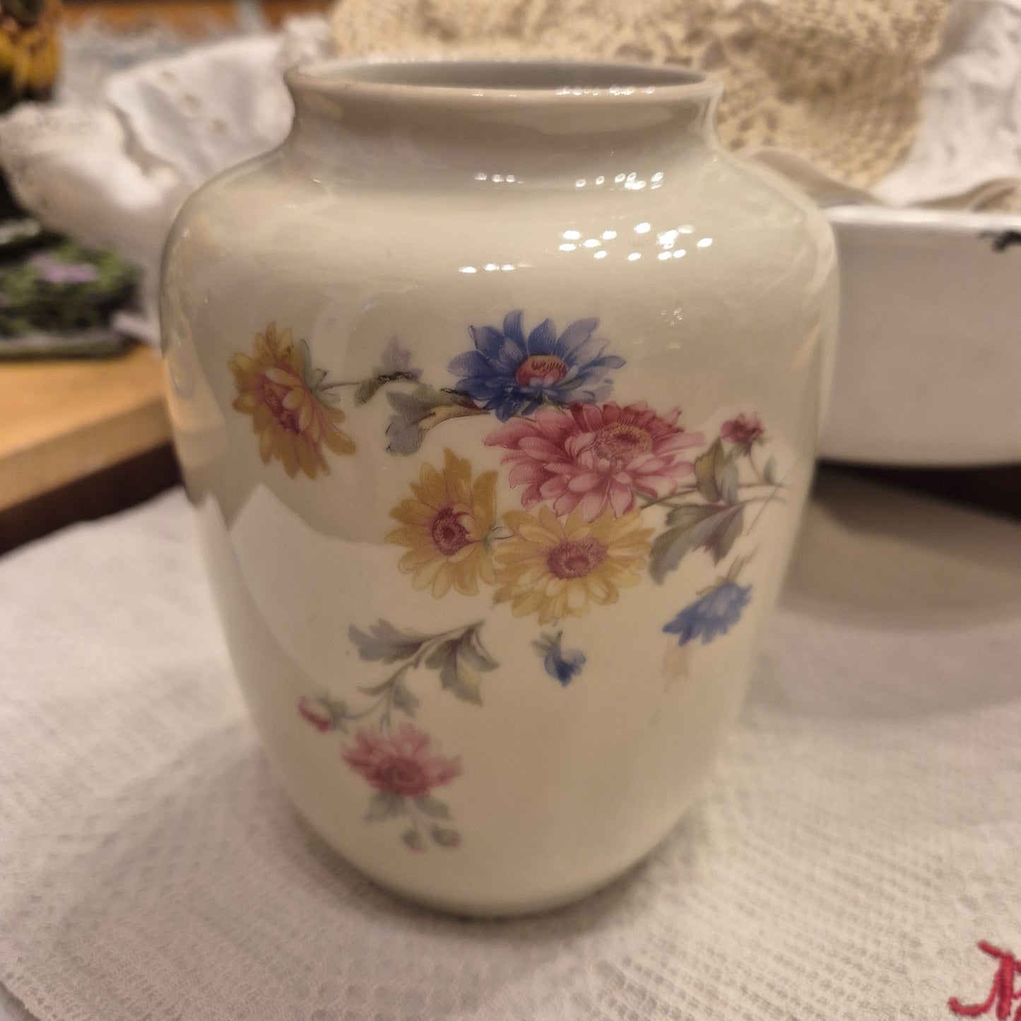 Alte kleine Porzellan Vase VEB Lichte Blumenmotiv weiß handbemalt goldbrieb