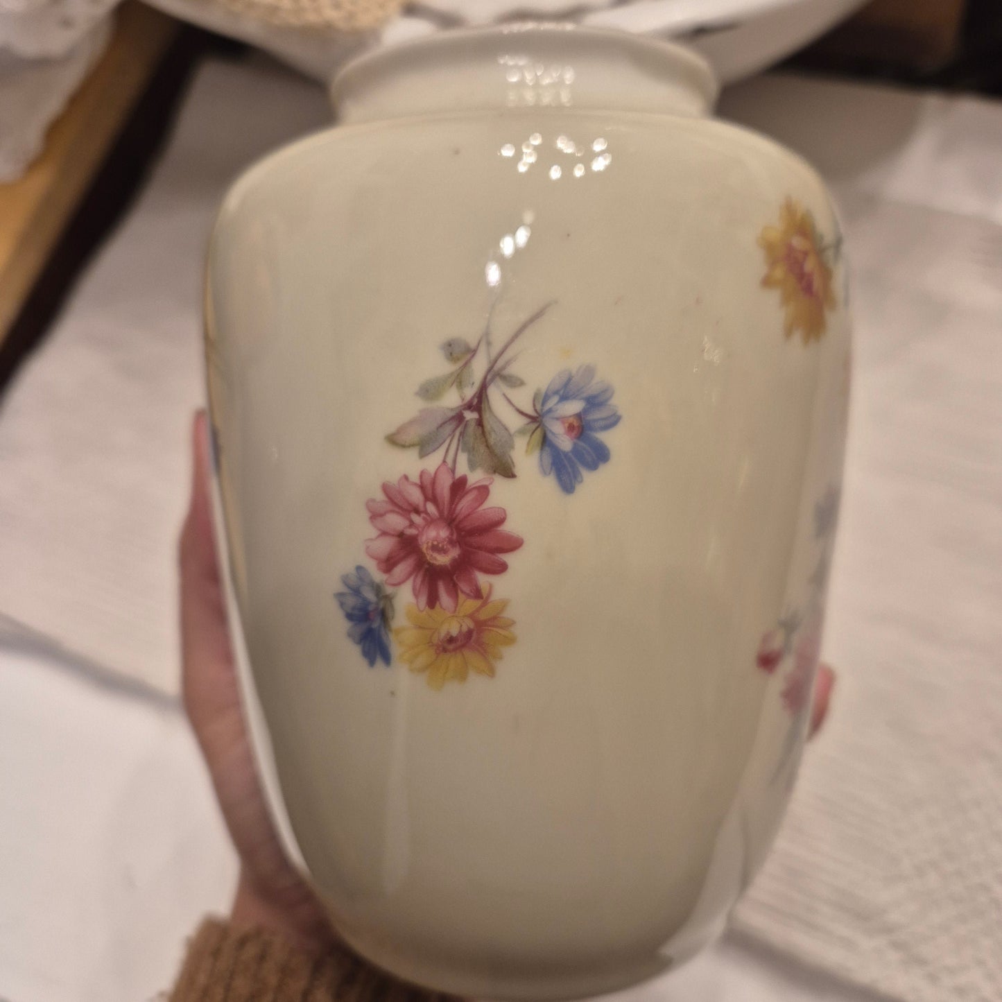 Alte kleine Porzellan Vase VEB Lichte Blumenmotiv weiß handbemalt goldbrieb