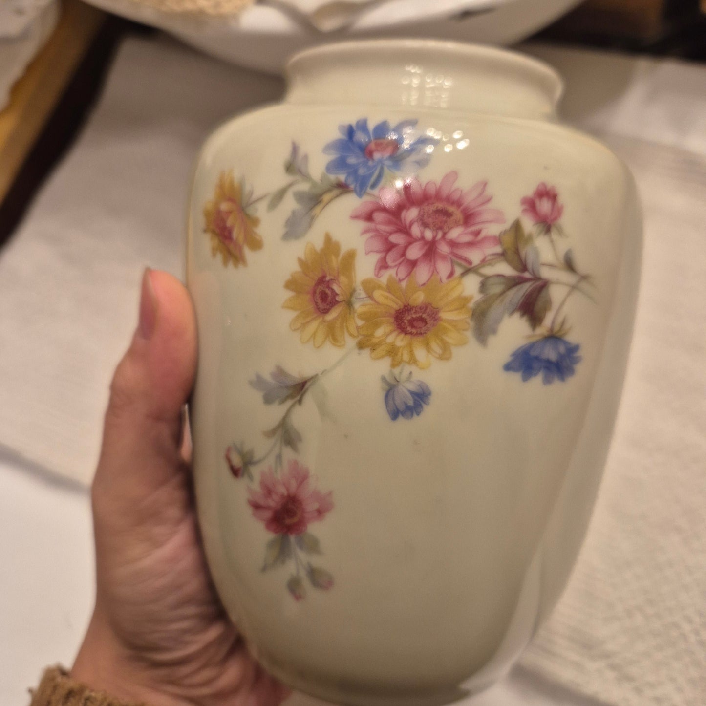 Alte kleine Porzellan Vase VEB Lichte Blumenmotiv weiß handbemalt goldbrieb