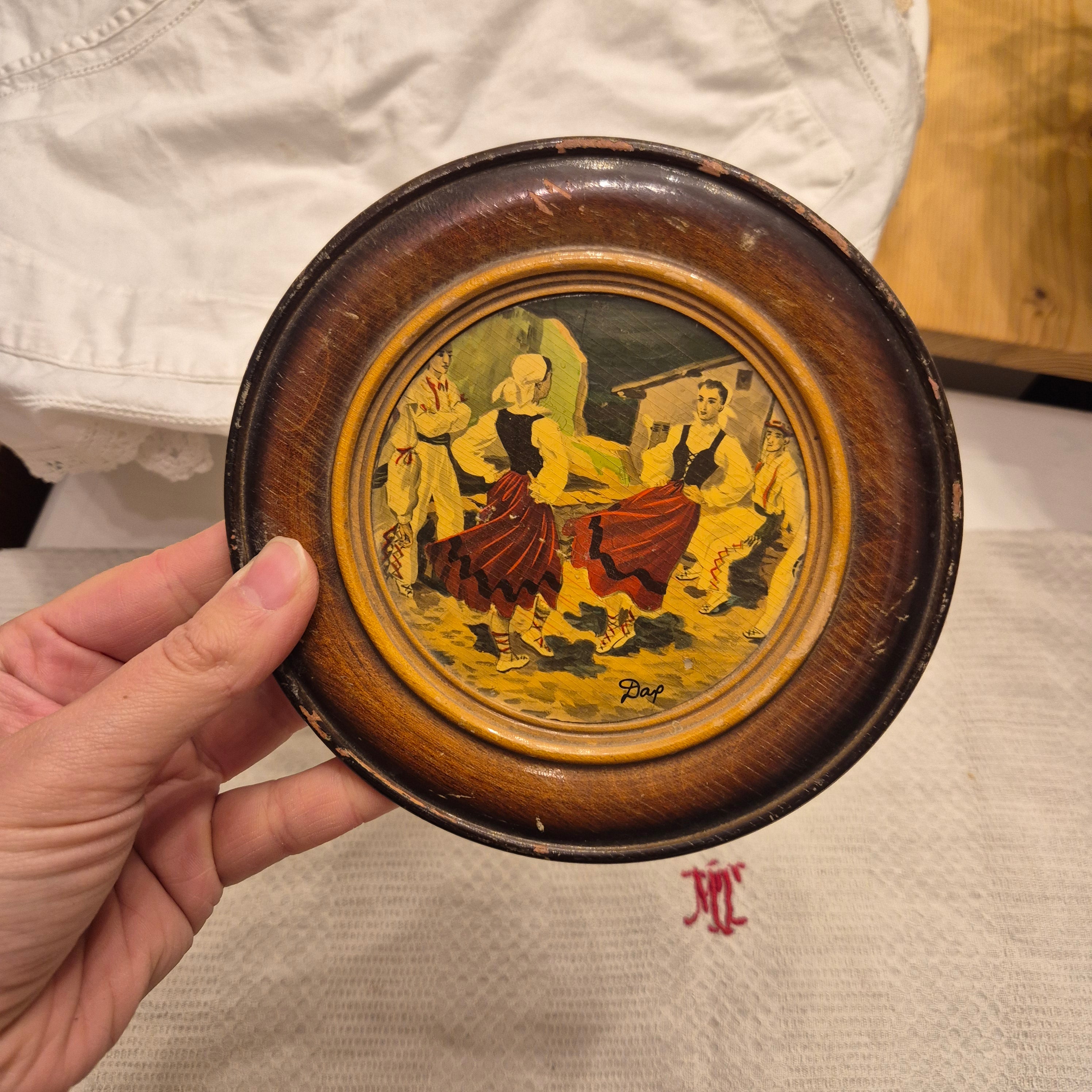 Antikes handgemachtes traditionelles Bild Tanzende Frauen Wandteller Holz