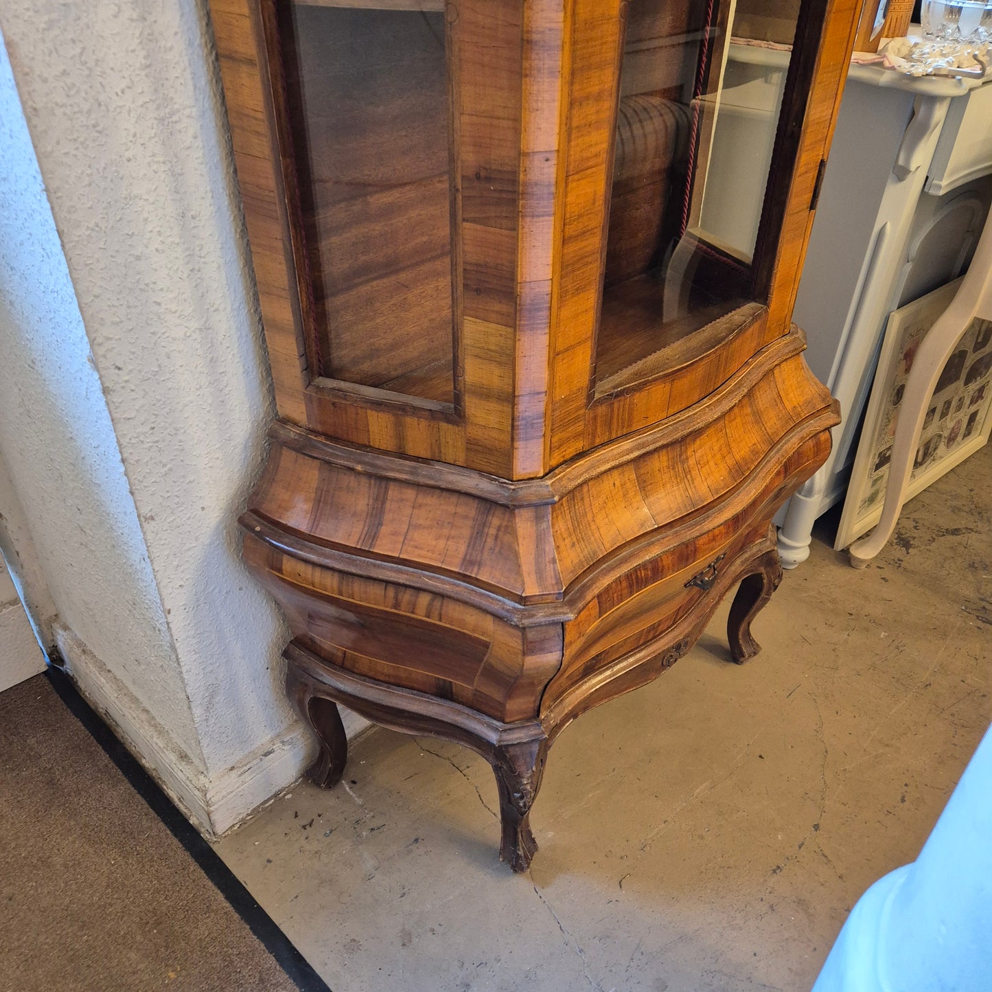 Antike Vitrine Barock Stil Glasschrank braun mit Schublade