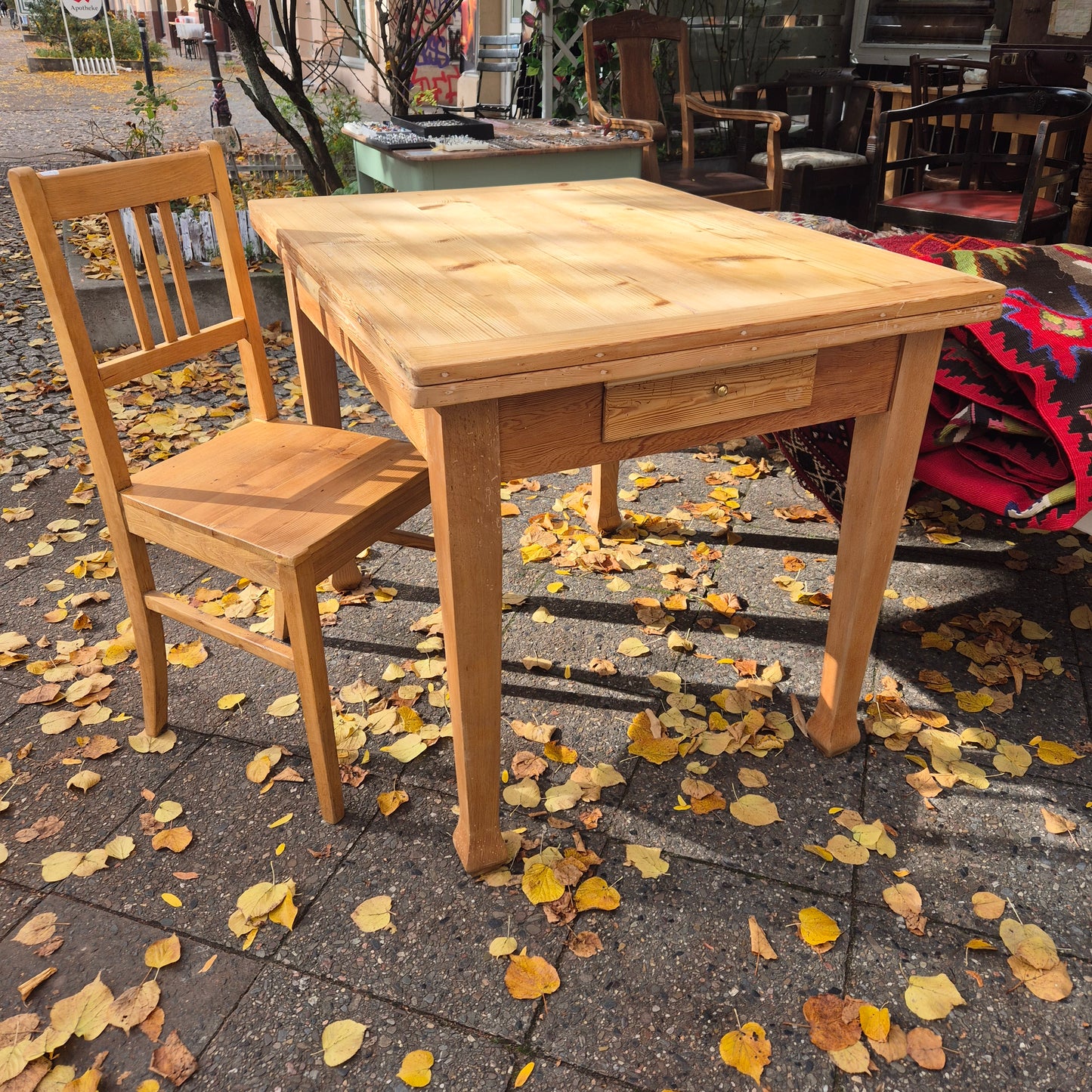 Antiker ausziehbarer Jugendstil Tisch abgeschlieffen mit Schublade Kiefernholz