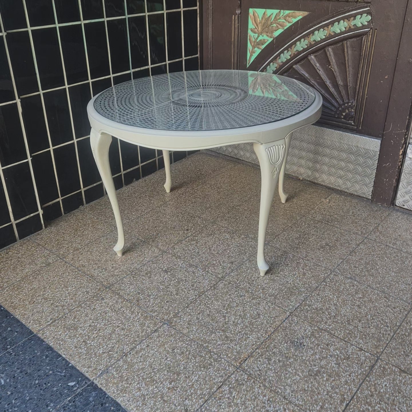 Vintage Chippendale Tisch rund mit Glasplatte - Beige - Wiener geflecht