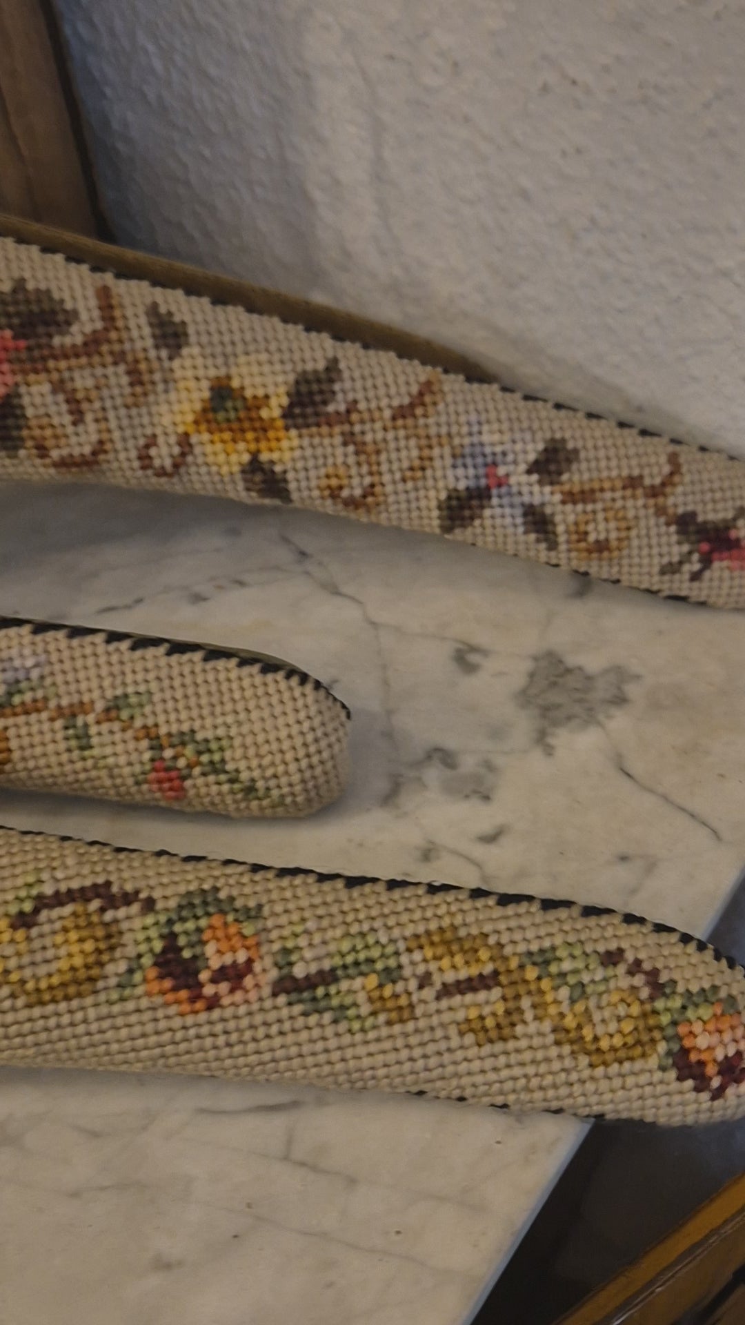 4x Alte Vintage Kleiderbügel Gobelin Stil Samt bestickt mit Rosen auch als Deko!