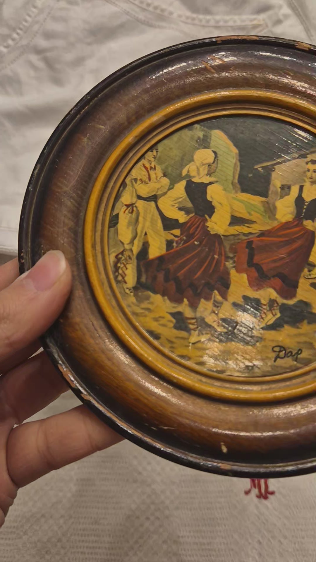 Antikes handgemachtes traditionelles Bild Tanzende Frauen Wandteller Holz