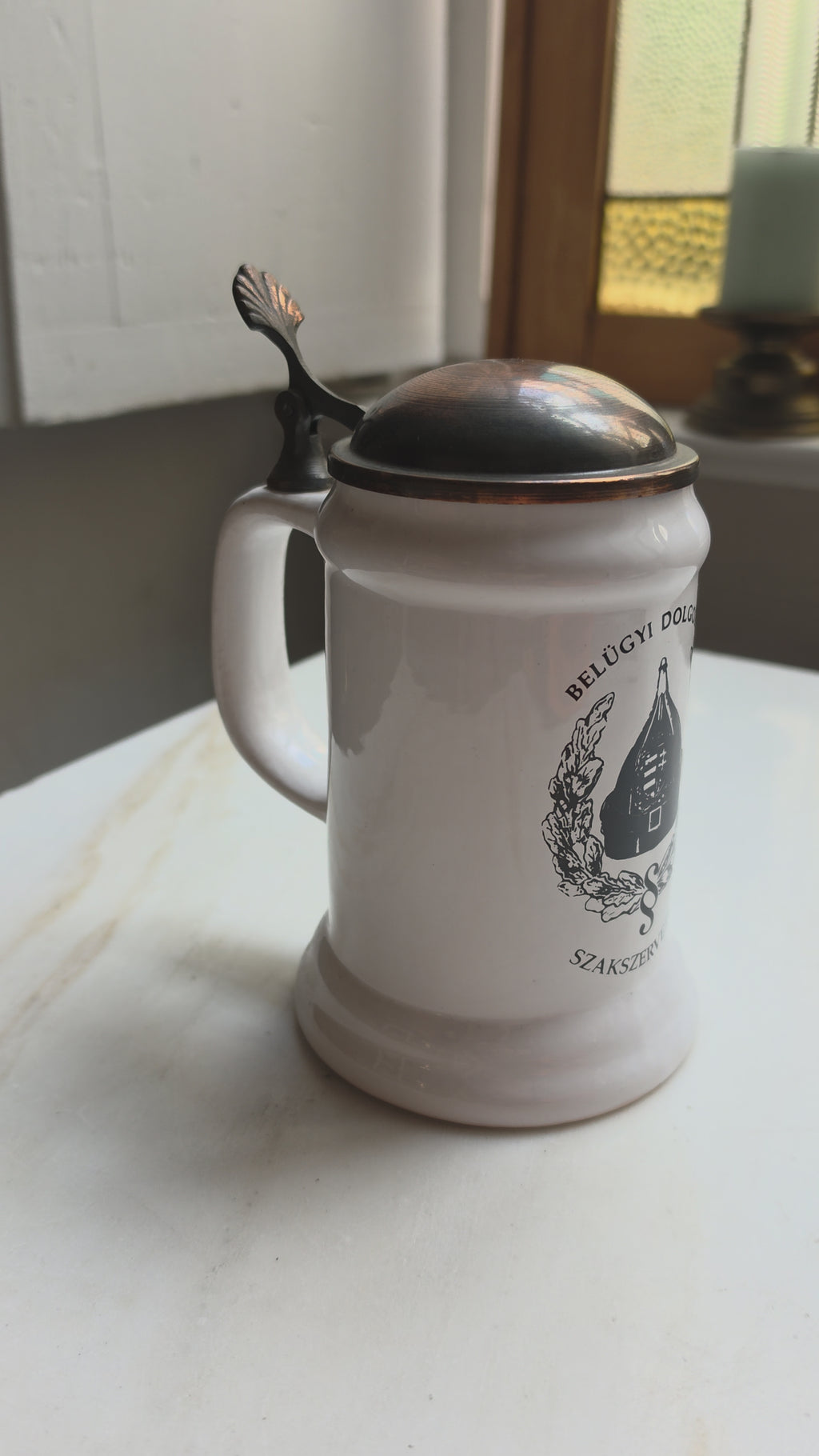 Historischer ungarischer Steingut-Bierkrug mit Zinndeckel – „Belügyi Dolgozók Szakszervezete“