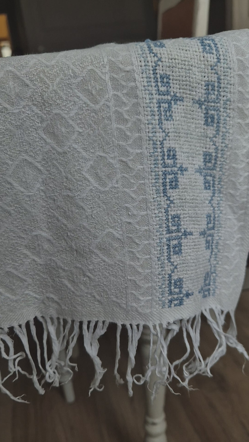 Antiker Baumwolle Tischläufer handbestickt mit mini Fleck! 29x170cm mit Fransen blau weiß