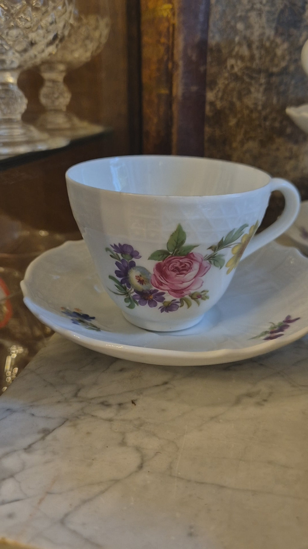 6x Antike Hutschenreuther Porzellan Tassen mit Untertassen mit Blumenmotiv Reliefrand Tee Kaffee