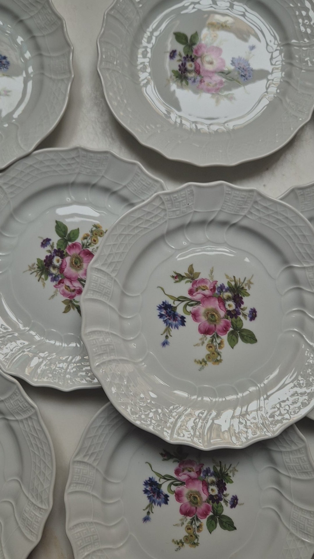 12x Antike Hutschenreuther  Porzellan Kuchenteller mit Blumenmotiv Reliefrand