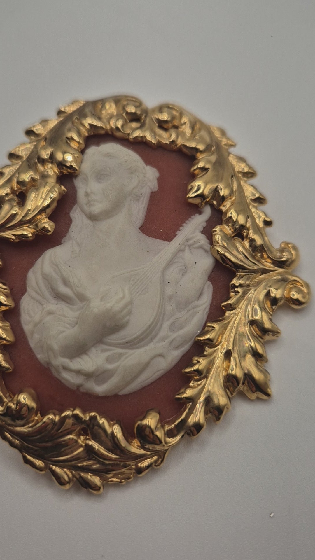 Vintage Kamee-Gürtelschnalle – Muse mit Laute in prunkvollem Goldrahmen