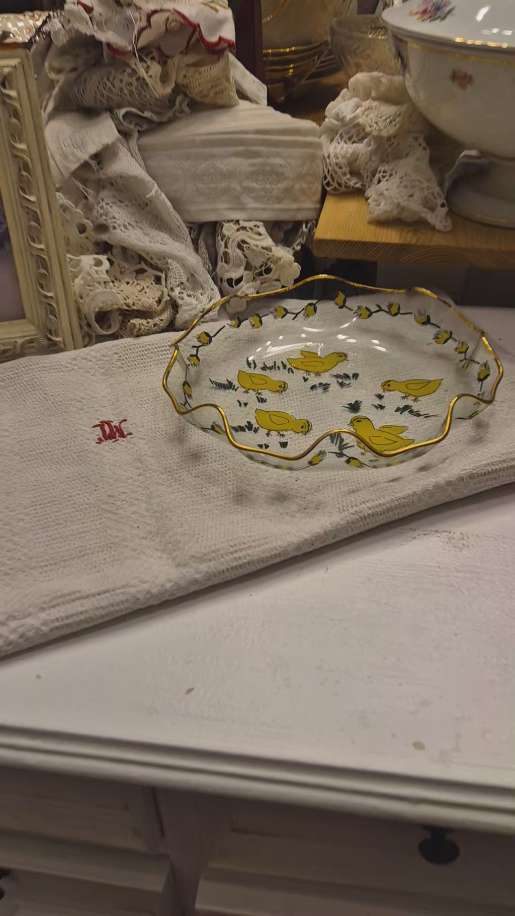 Vintage Küken Servierteller Ostern Glockenrand Gewellter Rand Glas