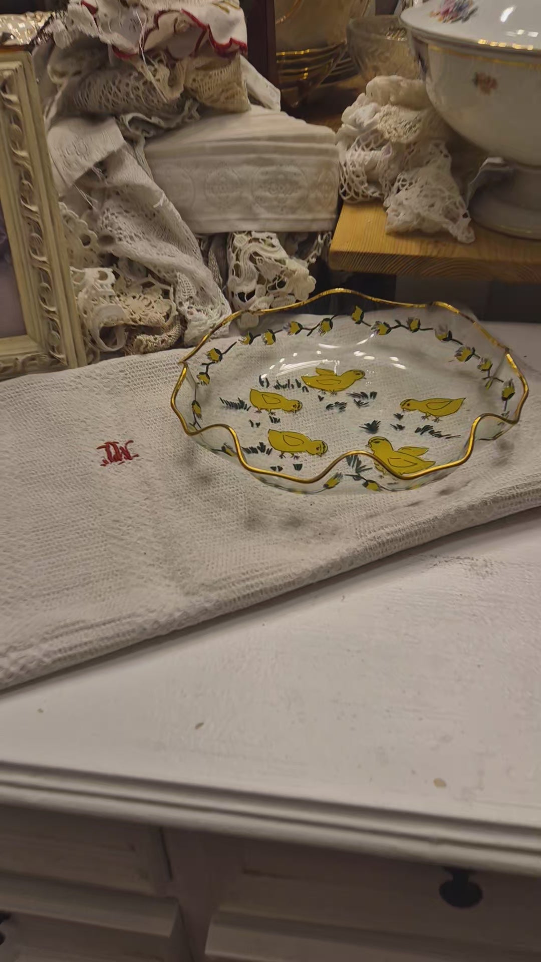 Vintage Küken Servierteller Ostern Glockenrand Gewellter Rand Glas