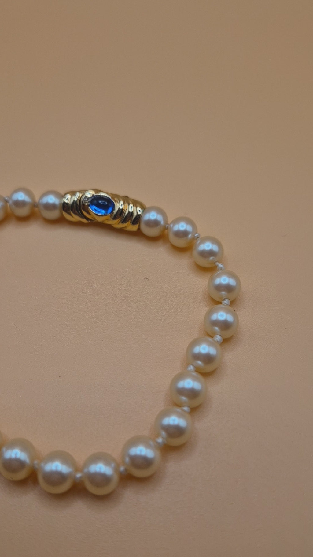 Vintage unechtes Perlenarmband mit blauem Stein 80er Jahre