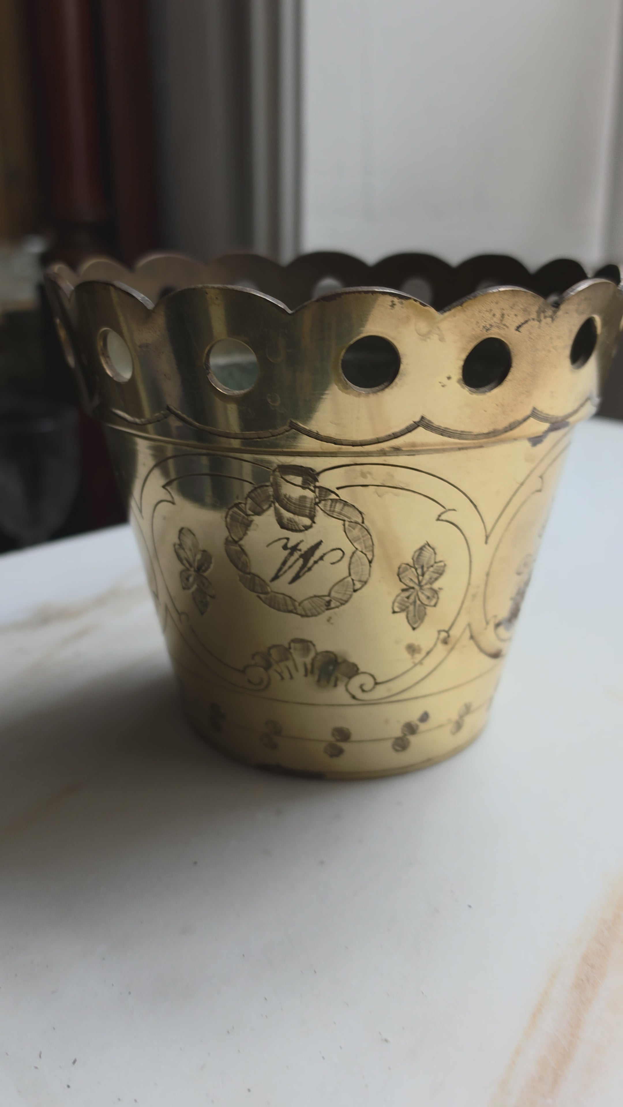 Antiker Messing-Übertopf / Jardinière – Biedermeier-Stil – mit Monogramm W.