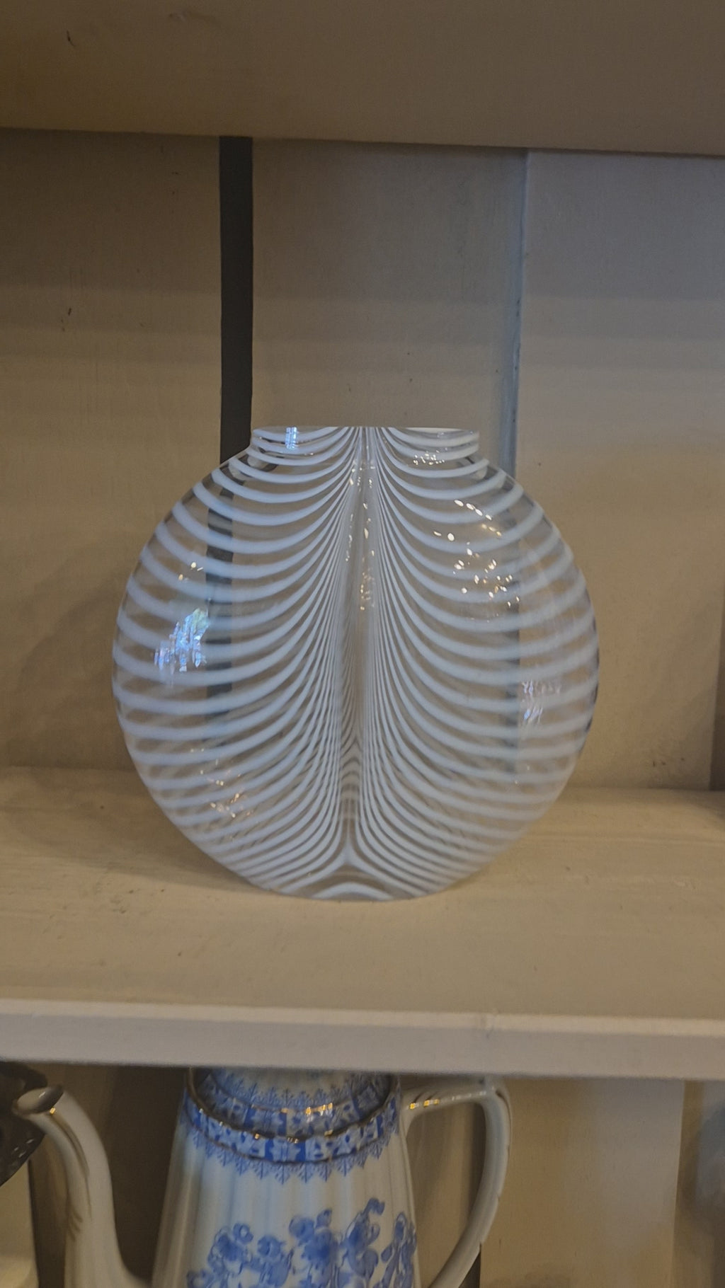 Vintage Kunstvase transparent mit weißen Streifen - Glaskunst