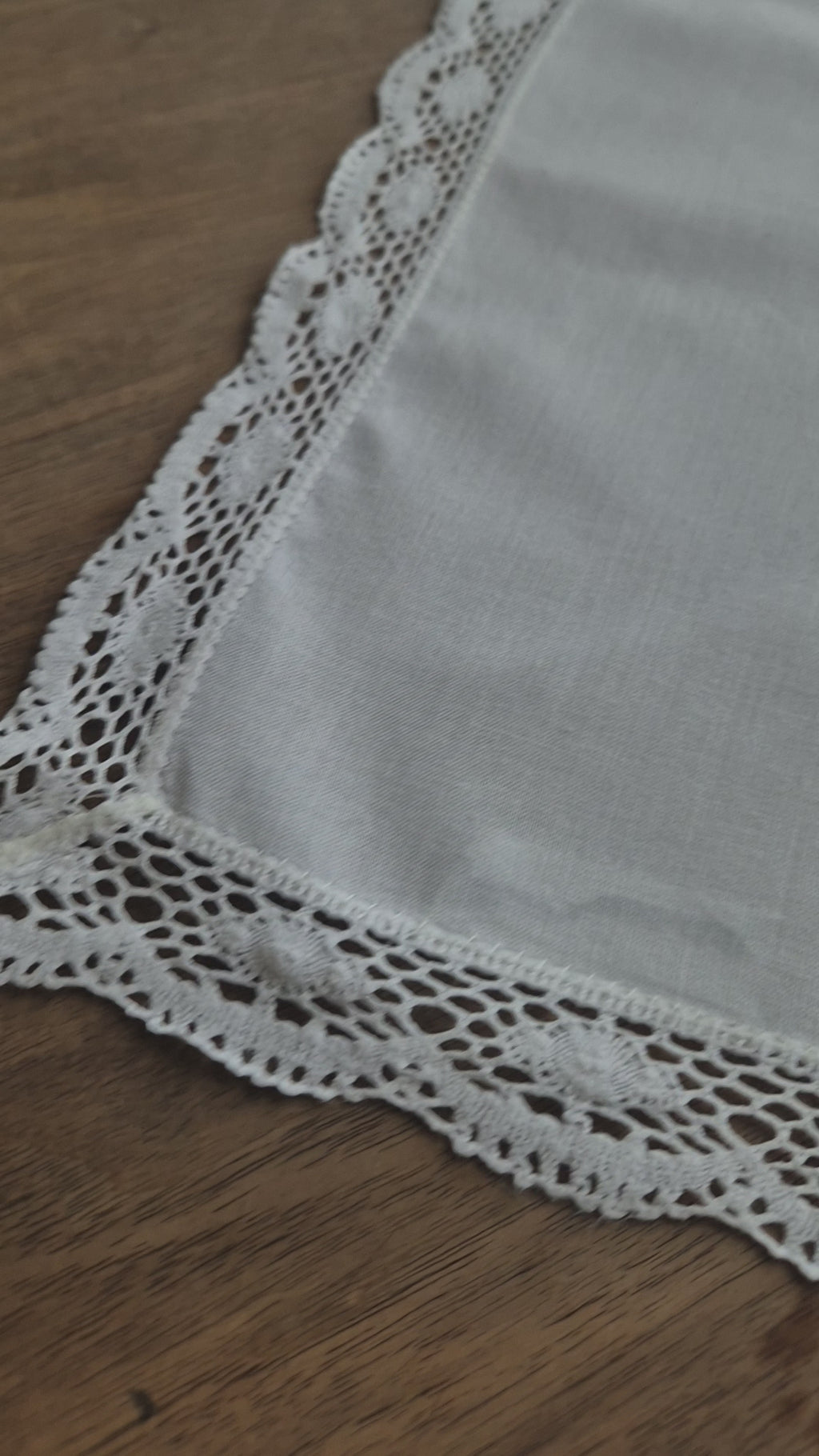 Vintage Tischdecke Baumwolle mit Blumenstickerei und durchbrochener Spitze 82x79cm