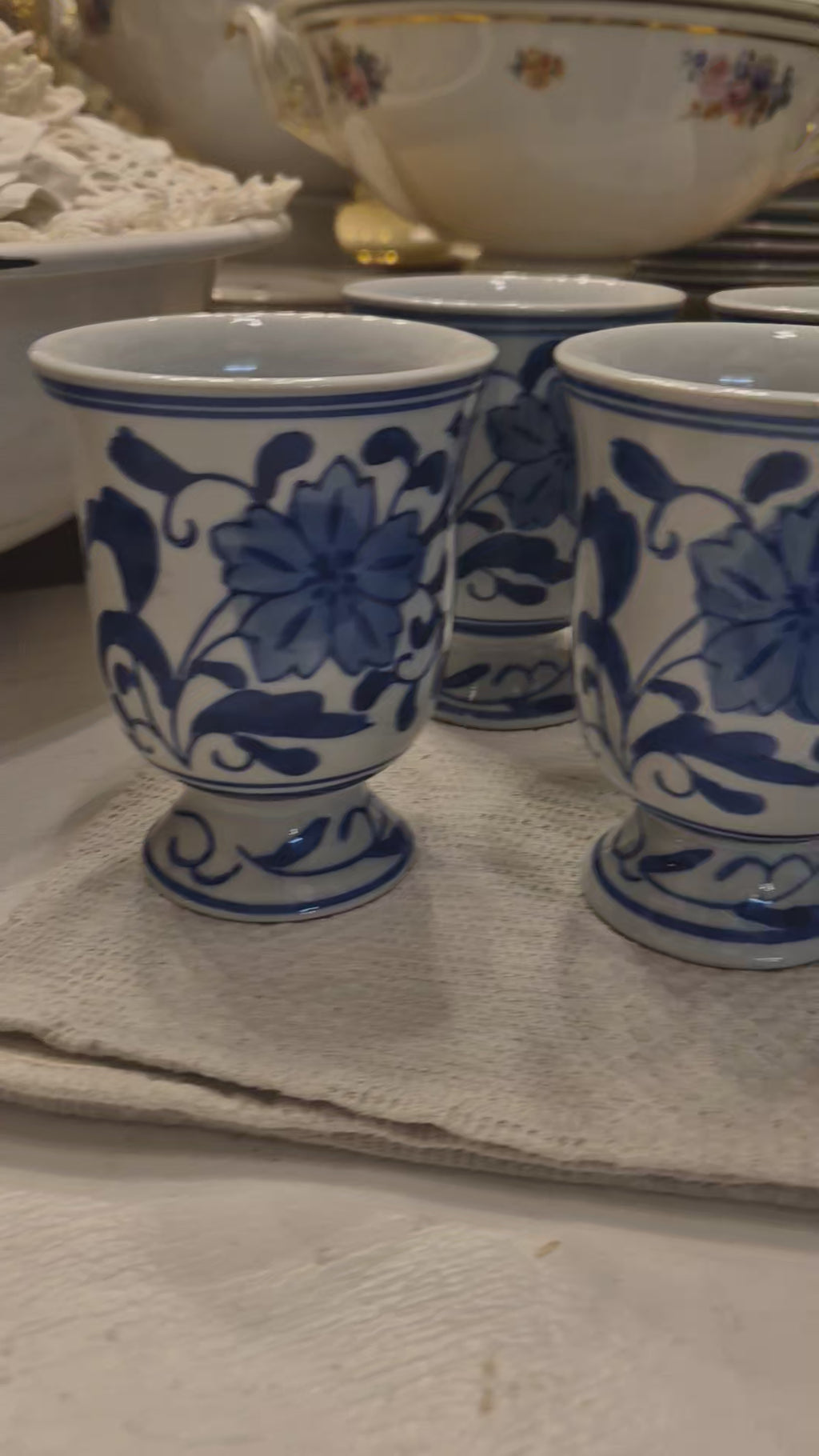 1x Antiker handbemalter Milchbecher blau weiß Porzellan ohne Henkel