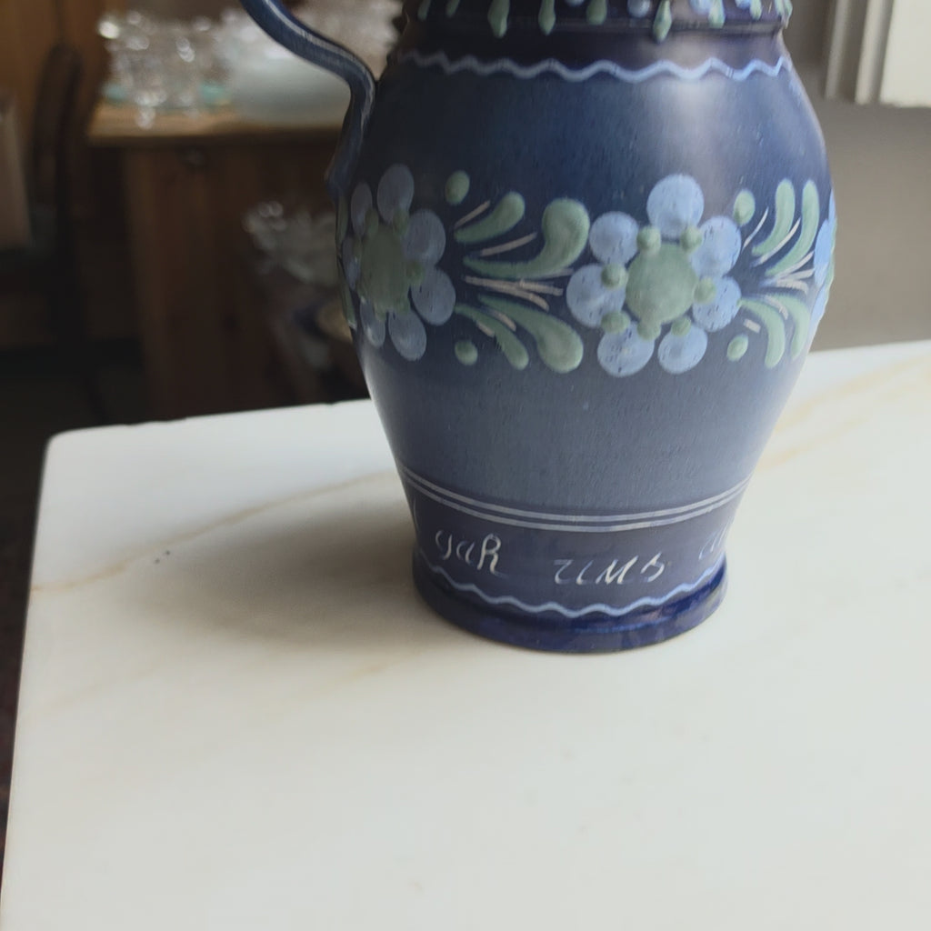Antike wunderschöne blaue Vase mit Henkel Krug Handbemalt Blumen