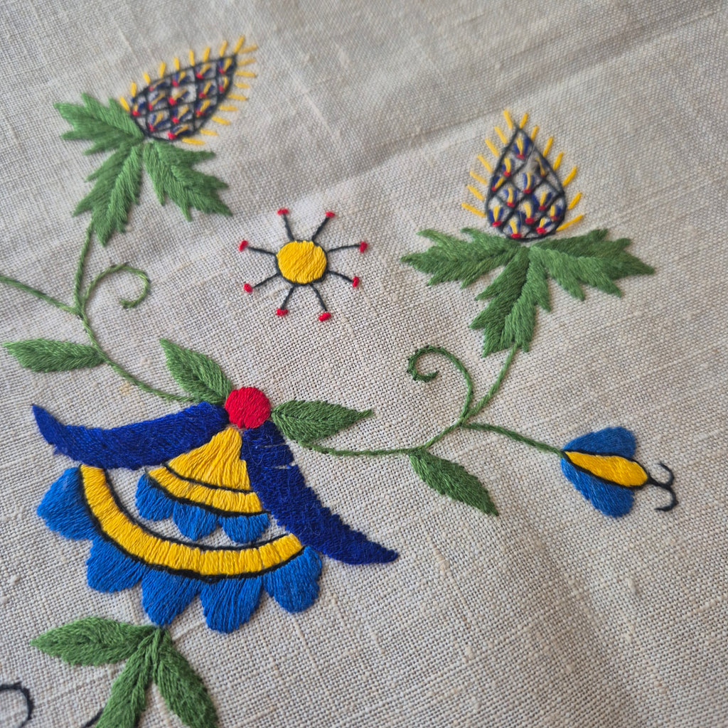Kleines DDR Zierdeckchen Leinen Handgestickt 32x32cm