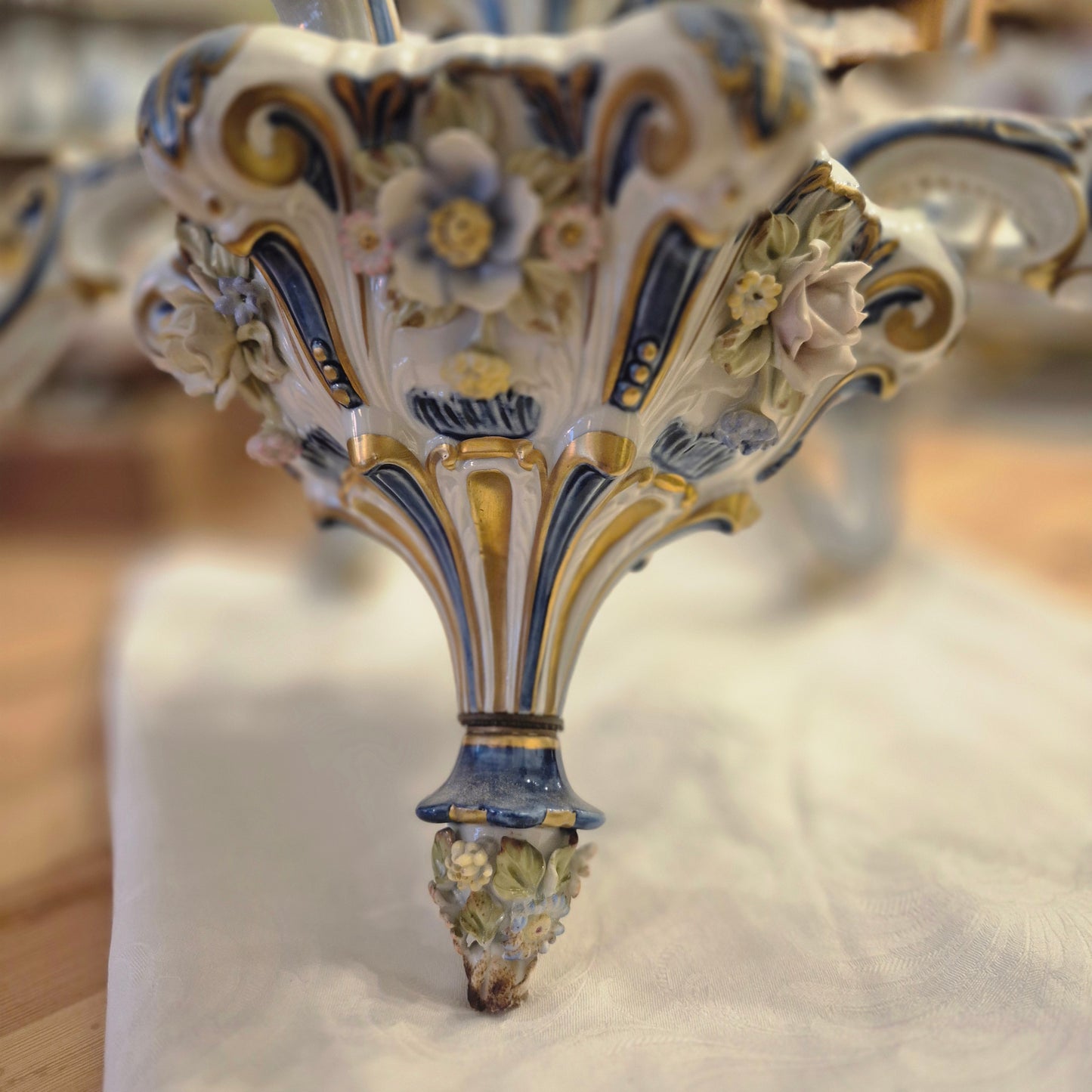 Antiker Barock Blumendekor Kronleuchter oder Kandelaber aus Porzellan, Italien - 6-armig (geklebt)