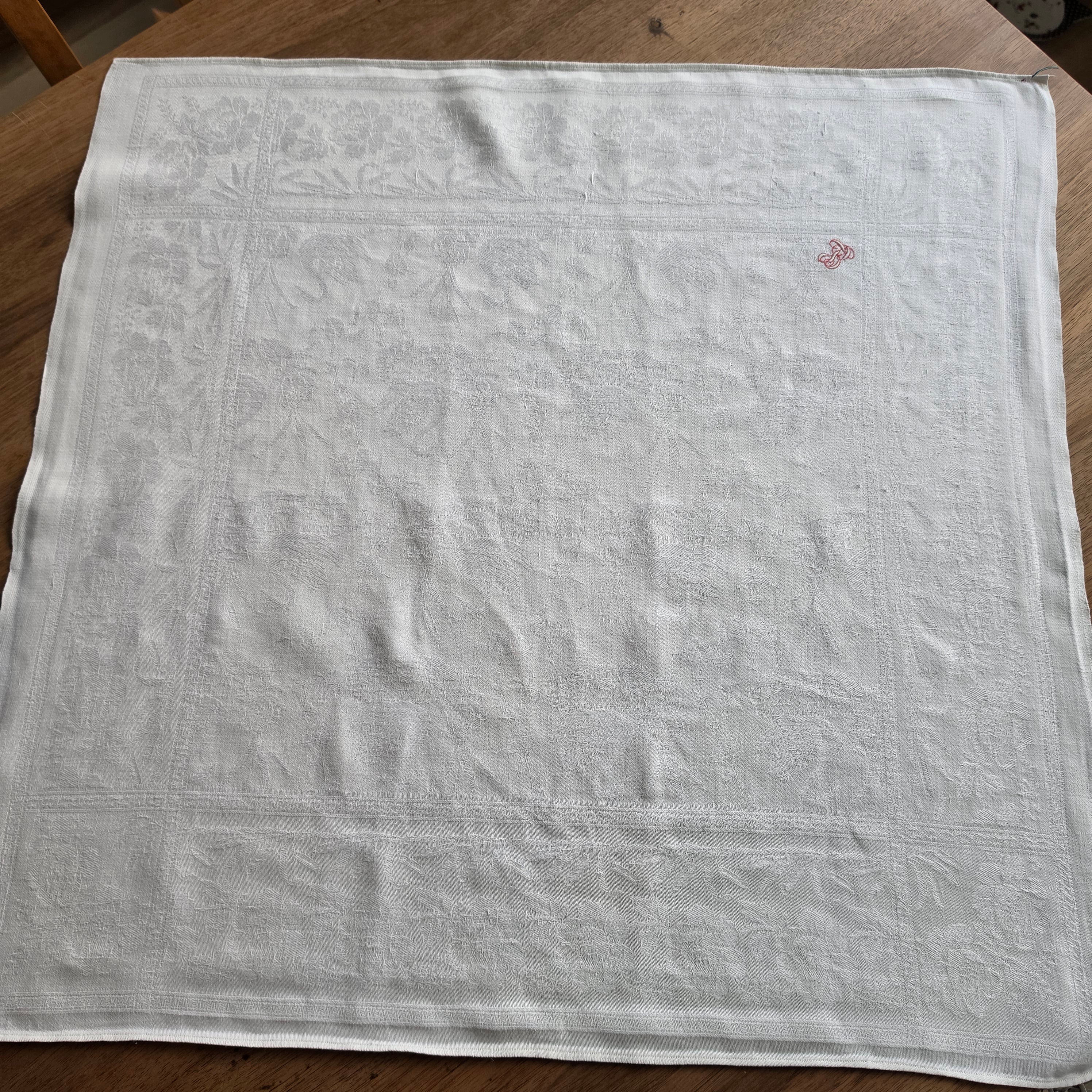 Edle Damast-Serviette / Mitteldecke mit Schwanen-Motiv & rotem Monogramm – Handarbeit um 1900 - 64x64cm