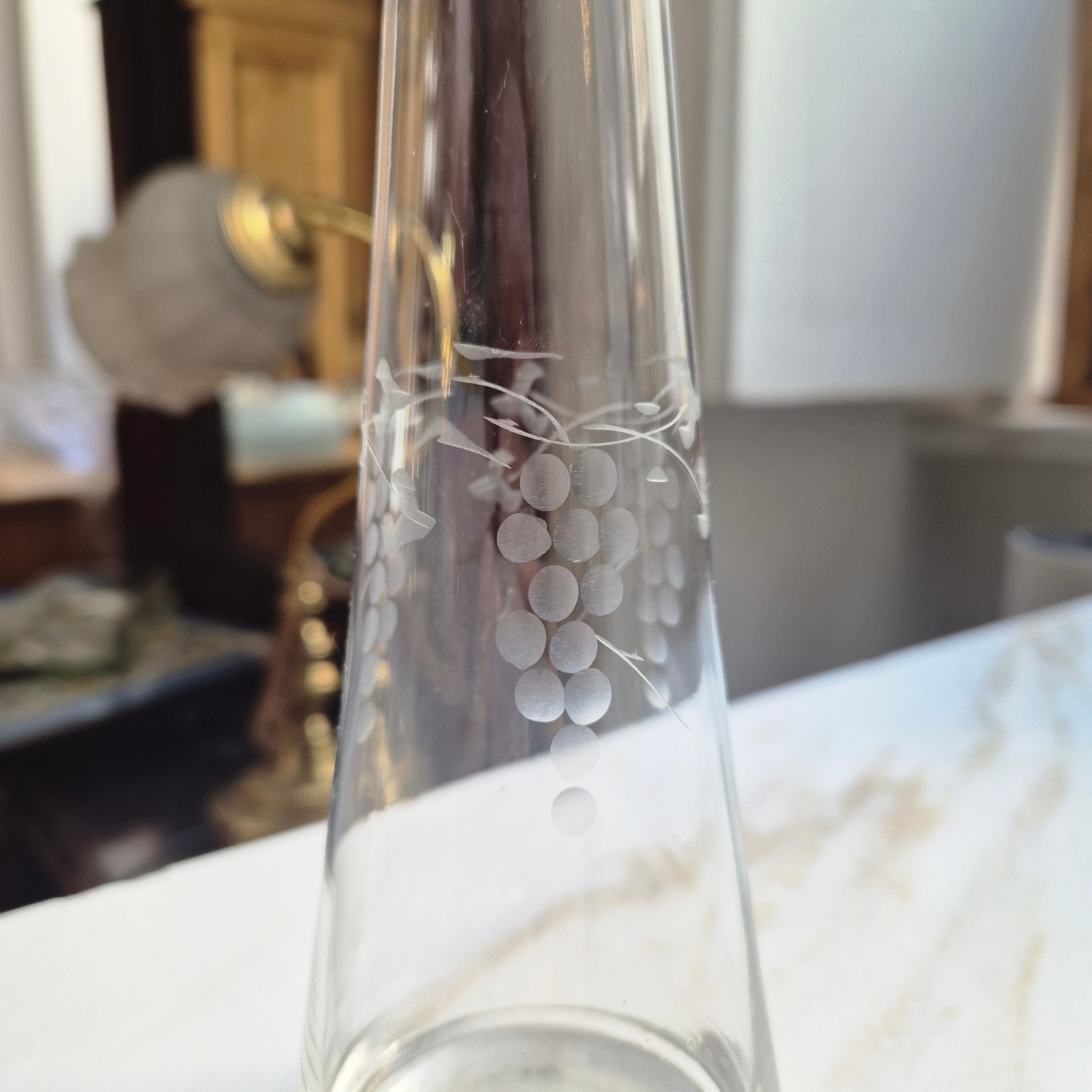Vintage Glas Vase mit geschliffenem Traubenmotiv Dekor