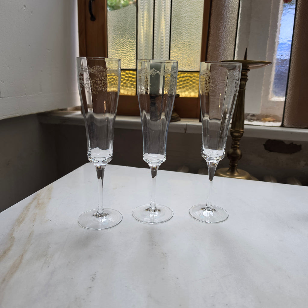 Edles 3er-Set Sektgläser - Champagnerflöten mit feiner Traubengravur – Vintage Eleganz