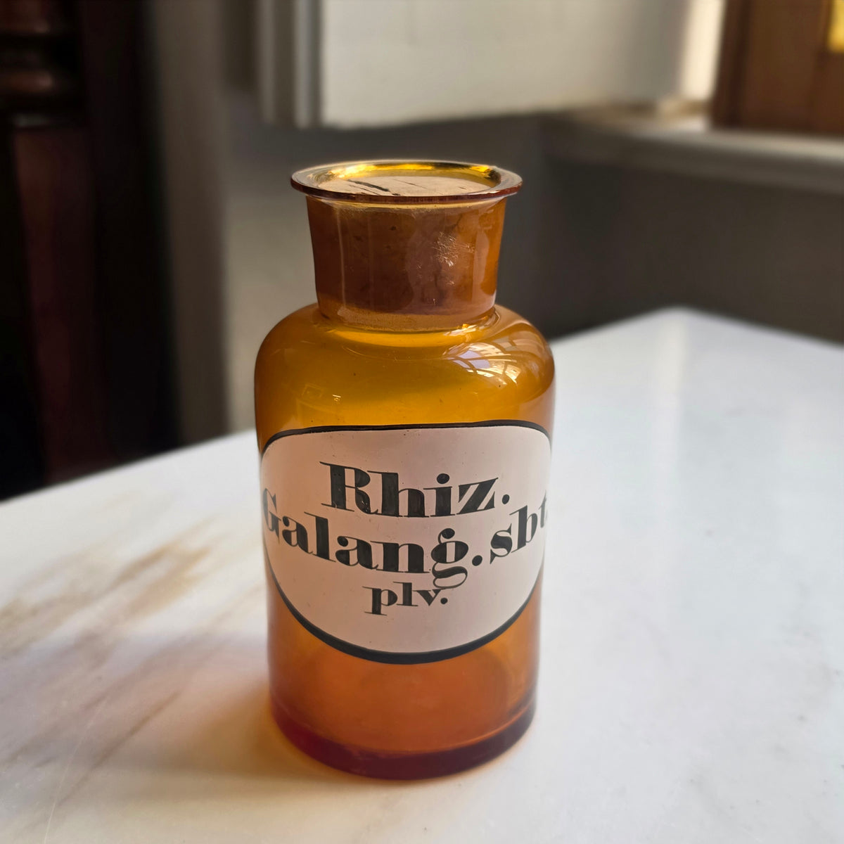 Antikes Apothekerglas / Standgefäß „Rhiz. Galang. sbt. plv.“ – Vintage Braunglas mit Korkverschluss