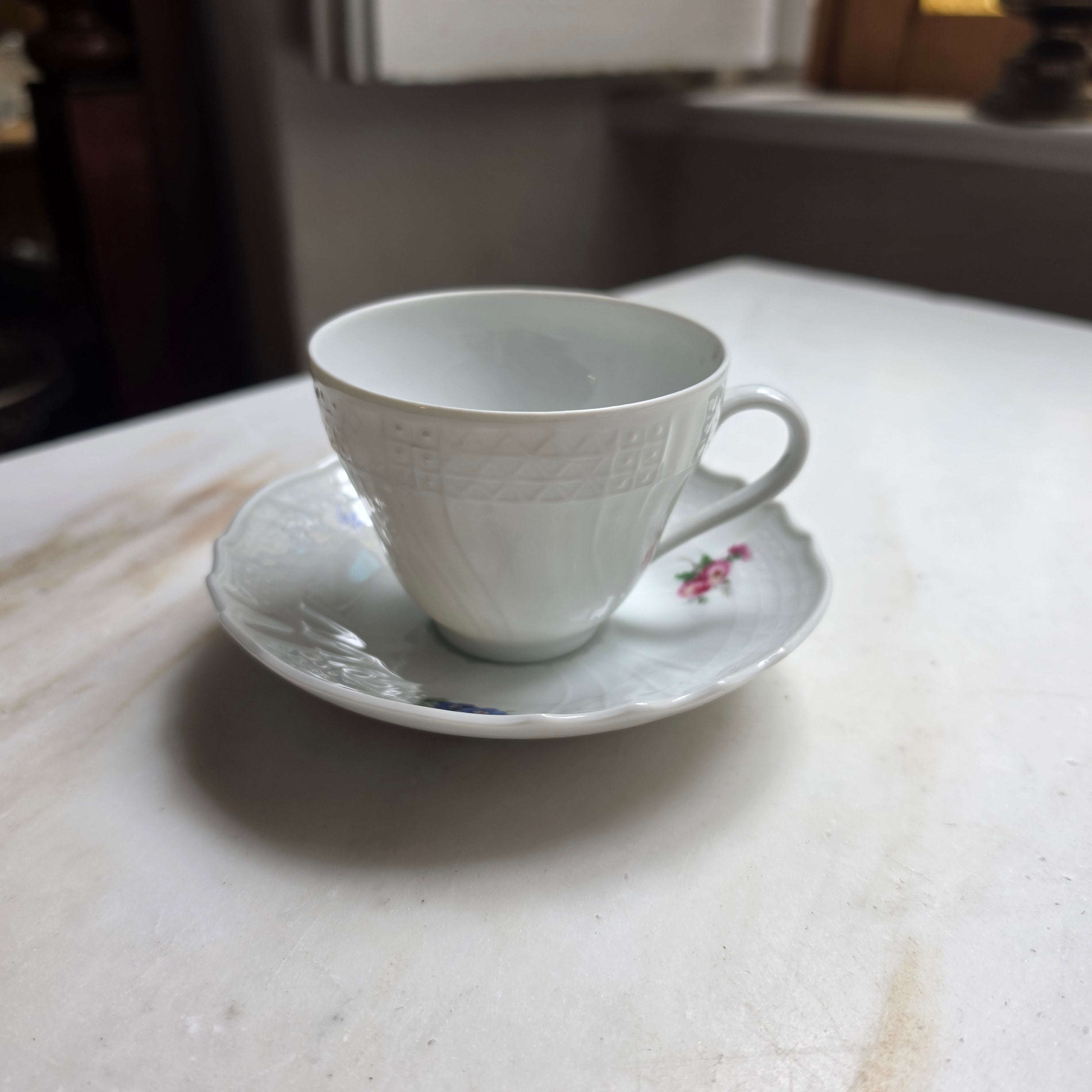 Vintage Hutschenreuther Dresden Kaffeetasse mit Untertasse – Feines Porzellan mit Blumendekor & Relief