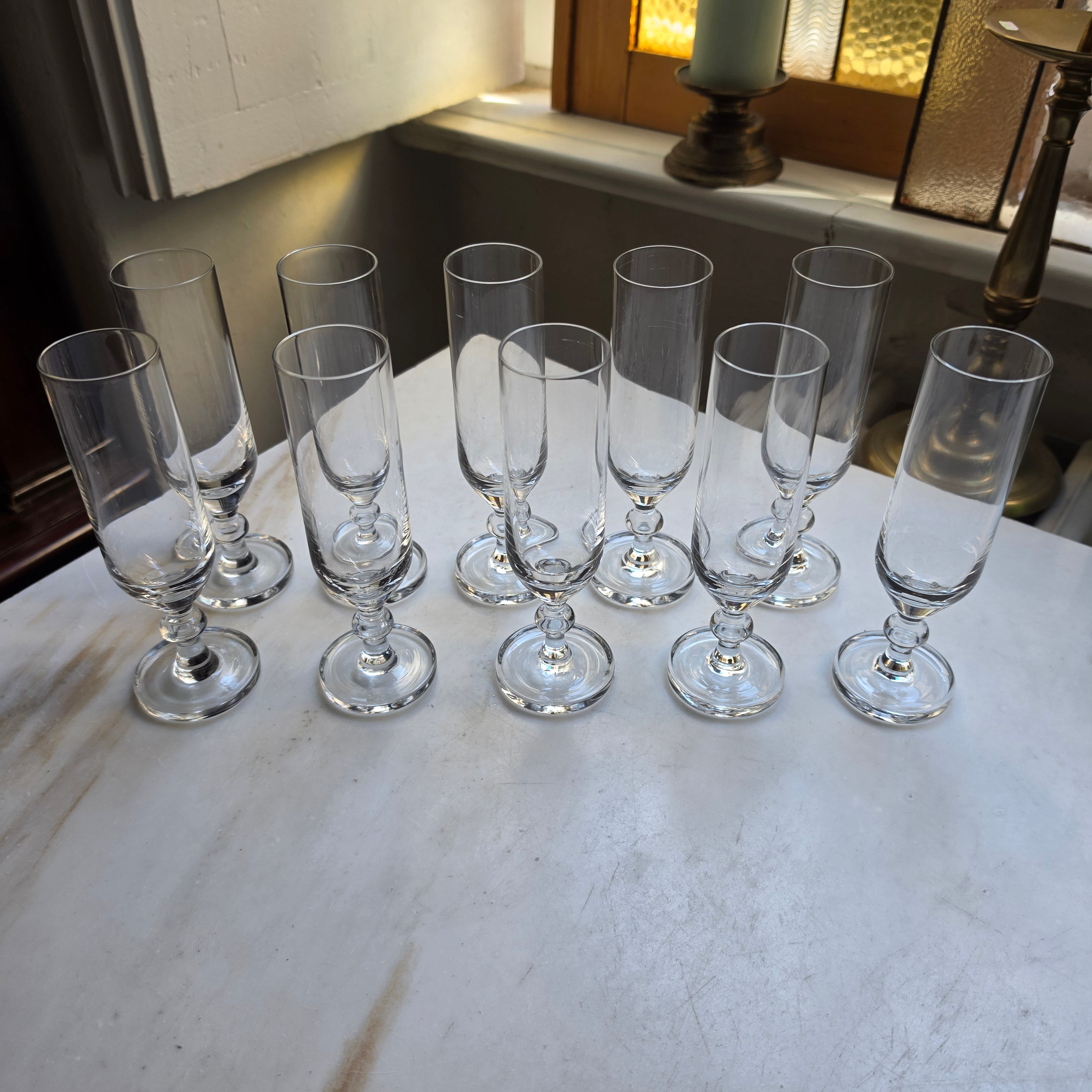 10er Set Vintage Sektflöten / Likörgläser mit Kugel-Nodus – Elegant & Zeitlos