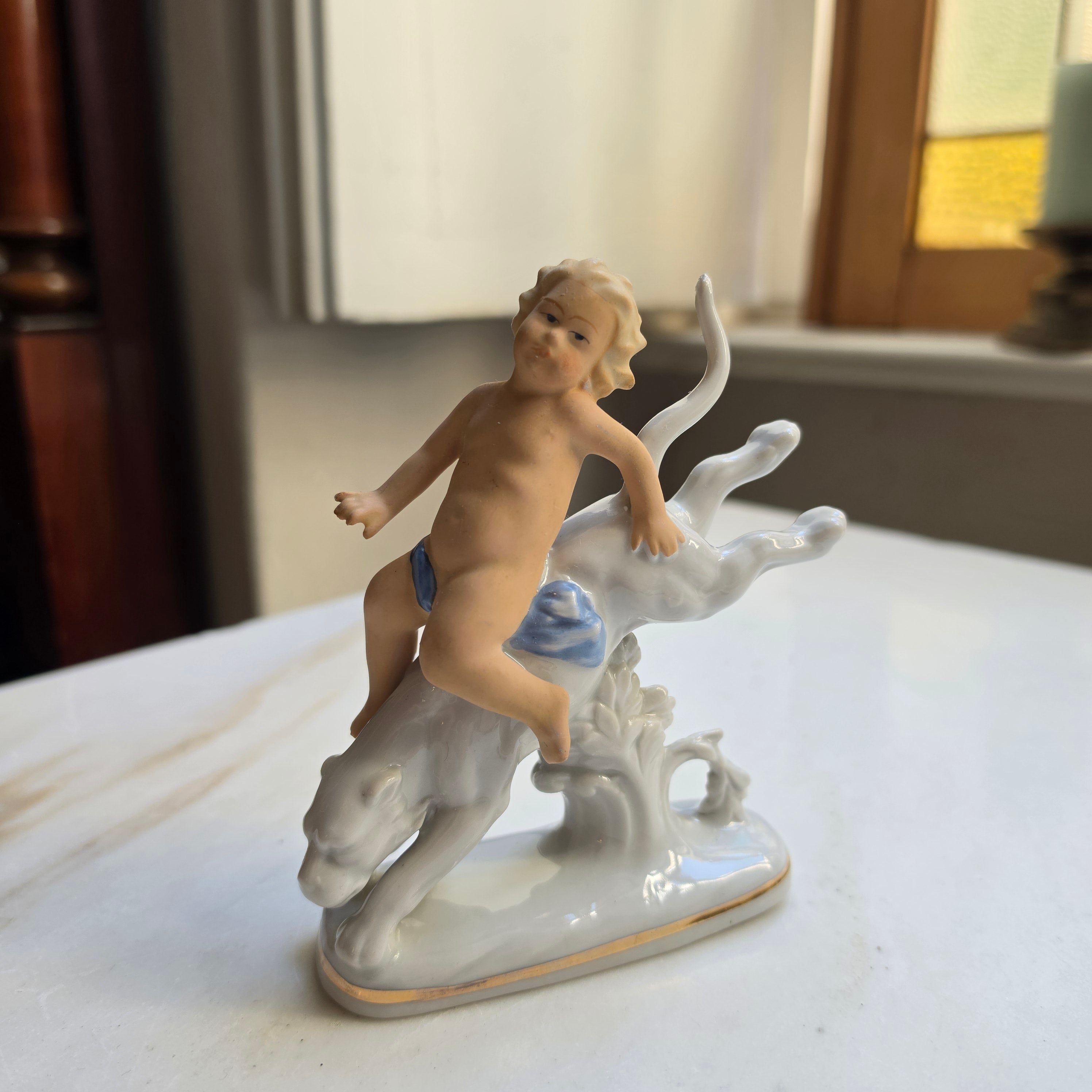 Antike handbemalte Putto auf Raubtier Panther Figur Porzellan