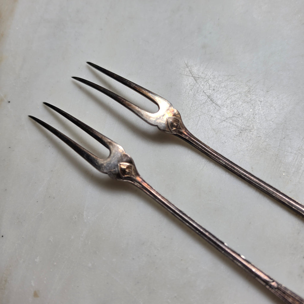 Antikes 2er-Set Aufschnittgabeln - Zitronengabeln – Versilbert mit feiner Patina