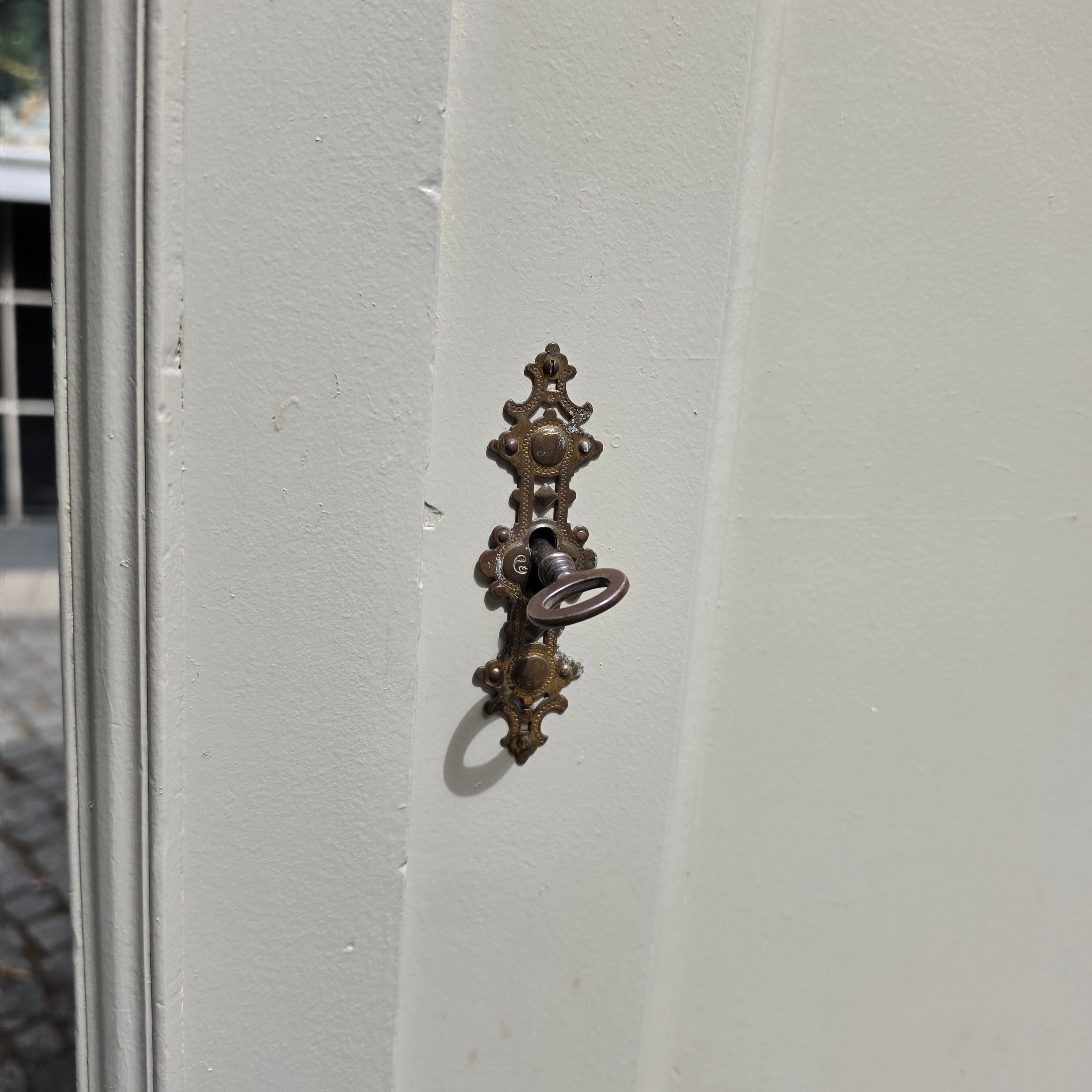Antikes Gründerzeit-Vertiko um 1890 – Graubeige - Shabby Chic