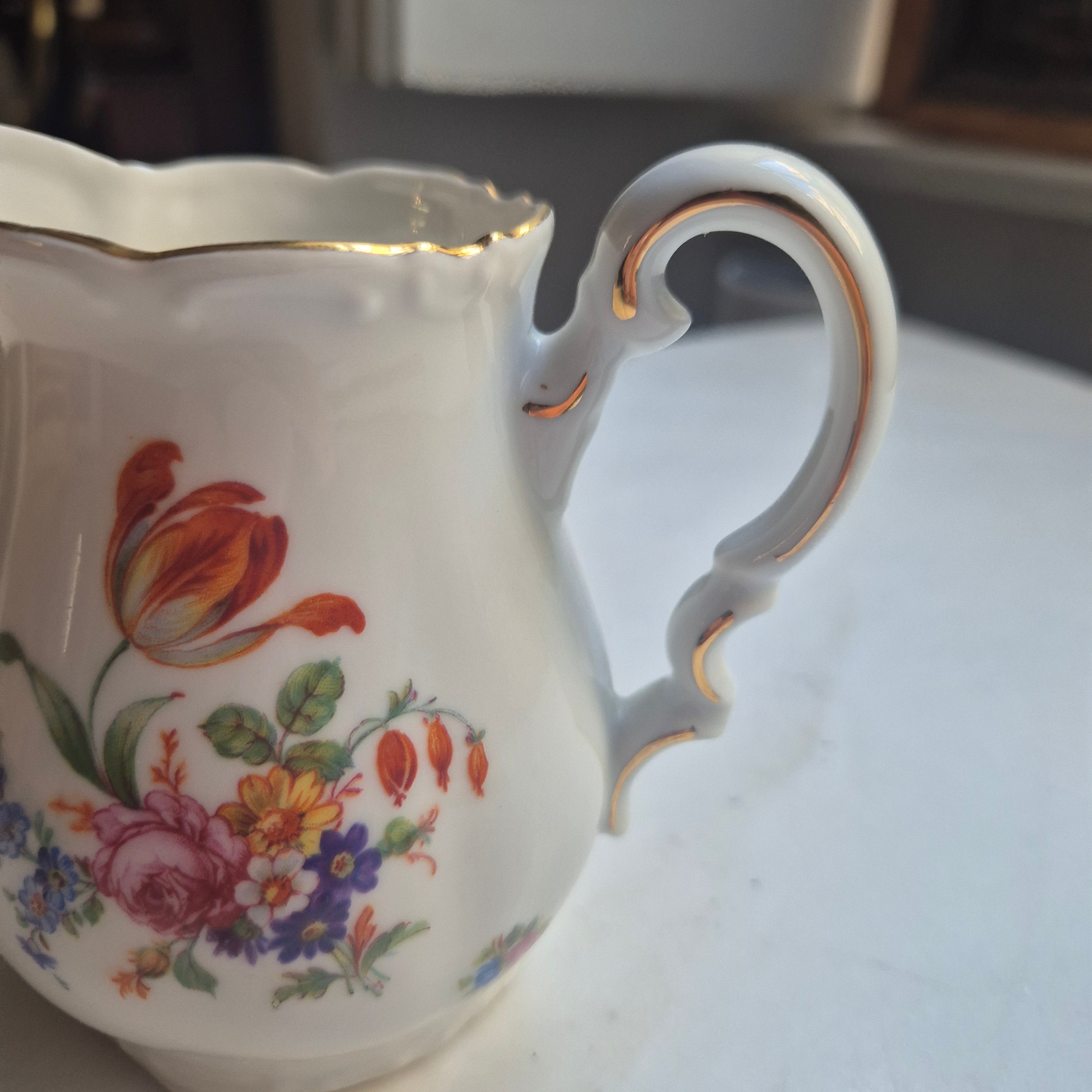 Antikes kleines Milchkännchen von Bavaria Porzellan Germany mit Blumendekor Tulpe
