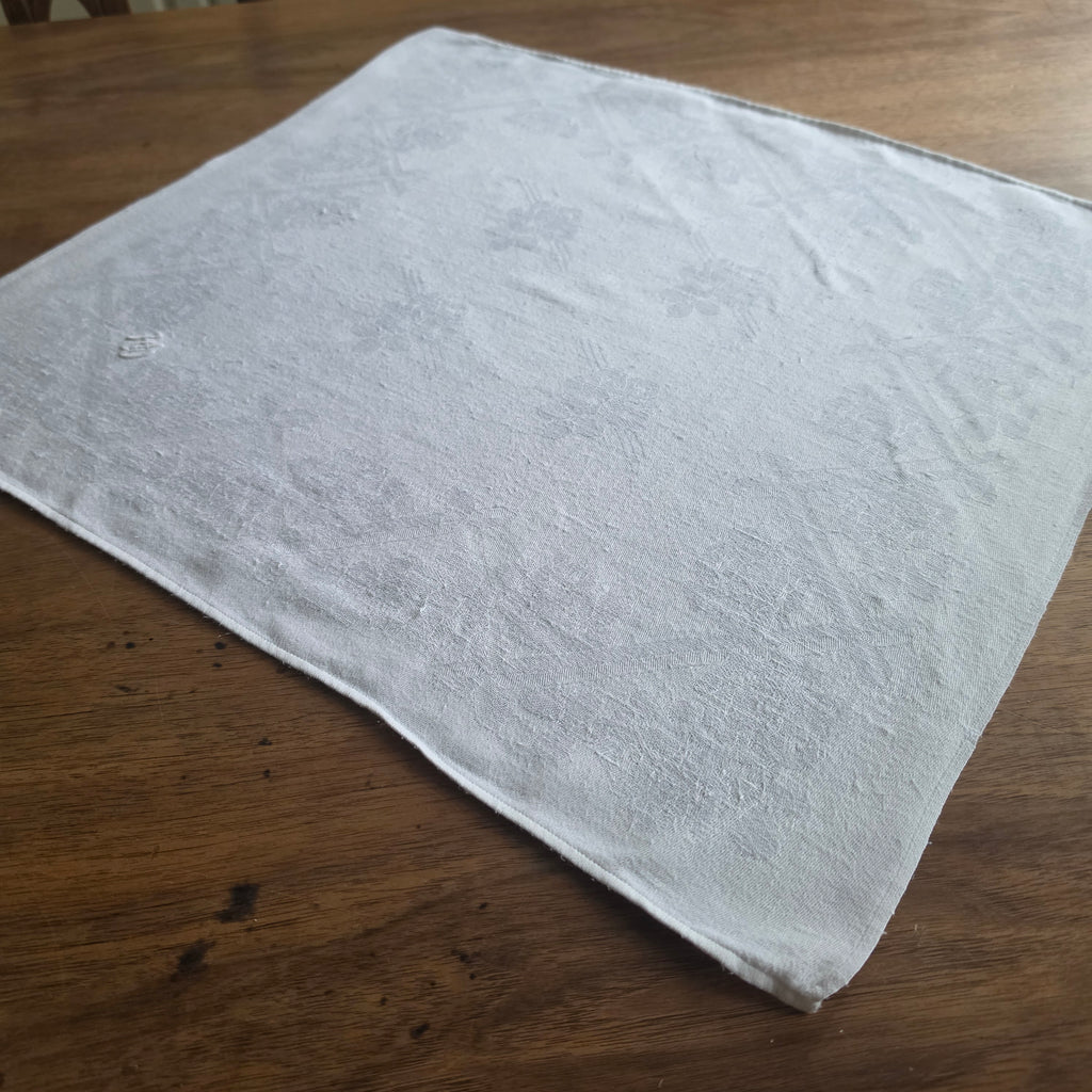 Antike Damast-Serviette mit floralem Webmuster - 45x48cm - Monogramm H.W.