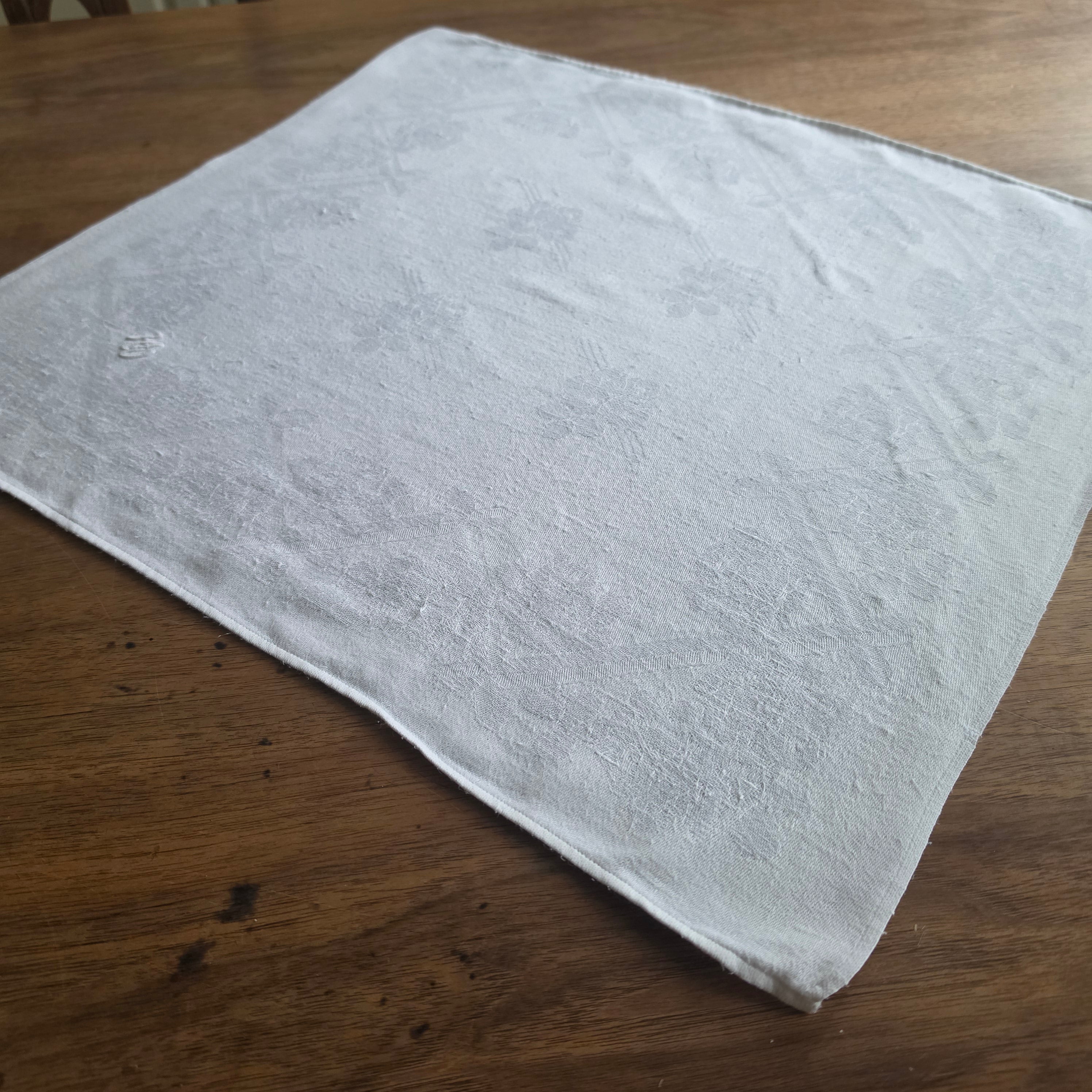 Antike Damast-Serviette mit floralem Webmuster - 45x48cm - Monogramm H.W.