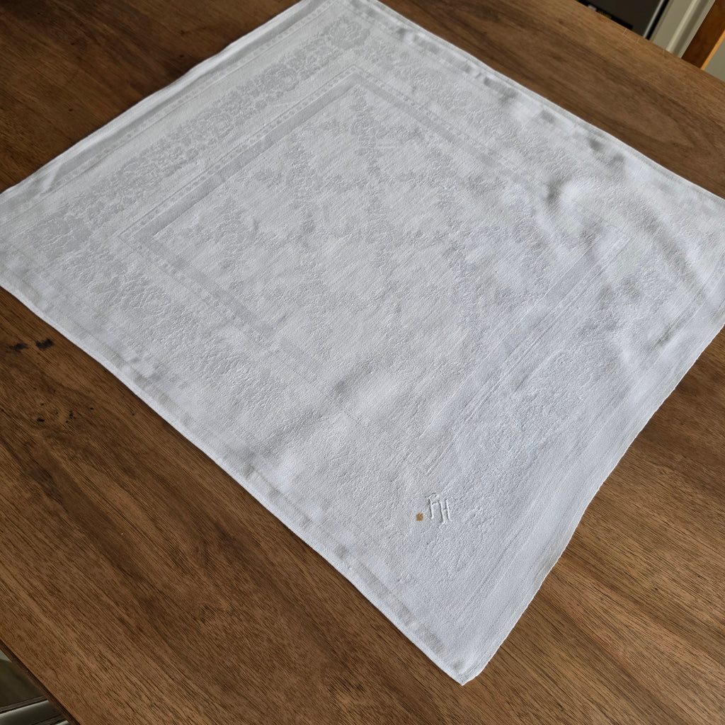 Antike Damast-Serviette mit handgesticktem Monogramm „F.H.“ – Nostalgischer Charme für deine Tafel 55x51cm
