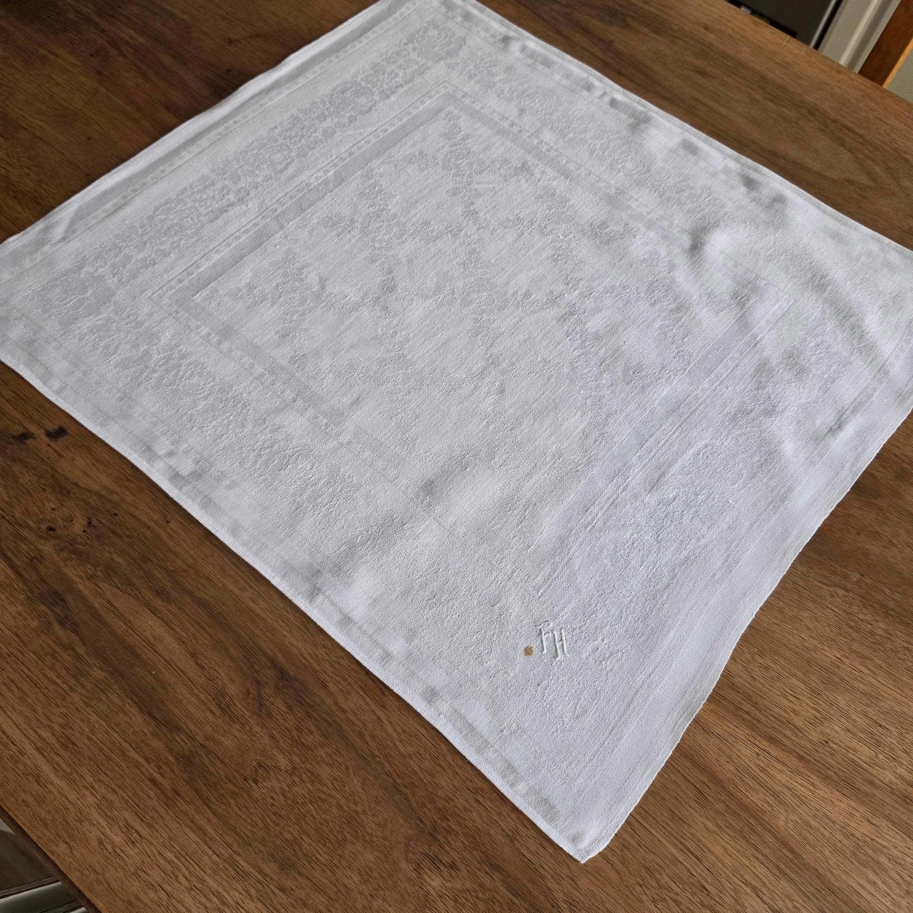 Antike Damast-Serviette mit handgesticktem Monogramm „F.H.“ – Nostalgischer Charme für deine Tafel 55x51cm